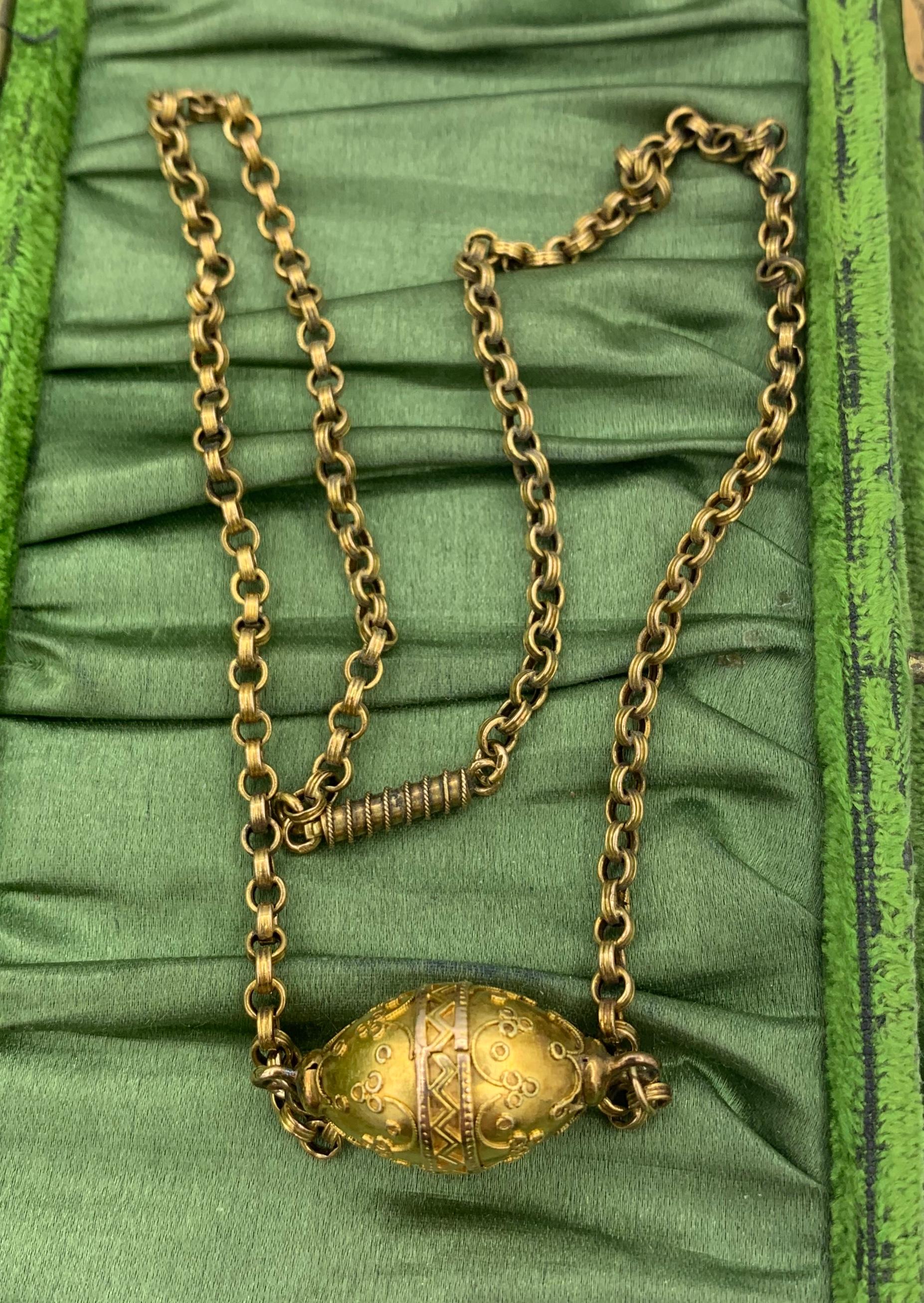 Victorian Necklace 14 Karat Gold Etruscan Revival Antique, Circa 1860 In Good Condition For Sale In New York, NY