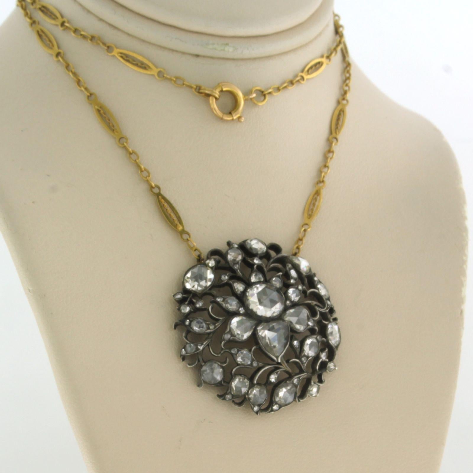 14k gold necklace with a centerpiece of gold and silver set with rose diamonds. 4.50ct – G/H – SI – 42 cm long

Detailed description

the length of the necklace is 42 cm long by 2.6 mm wide

the diameter of the center piece is 3.1 cm wide

total