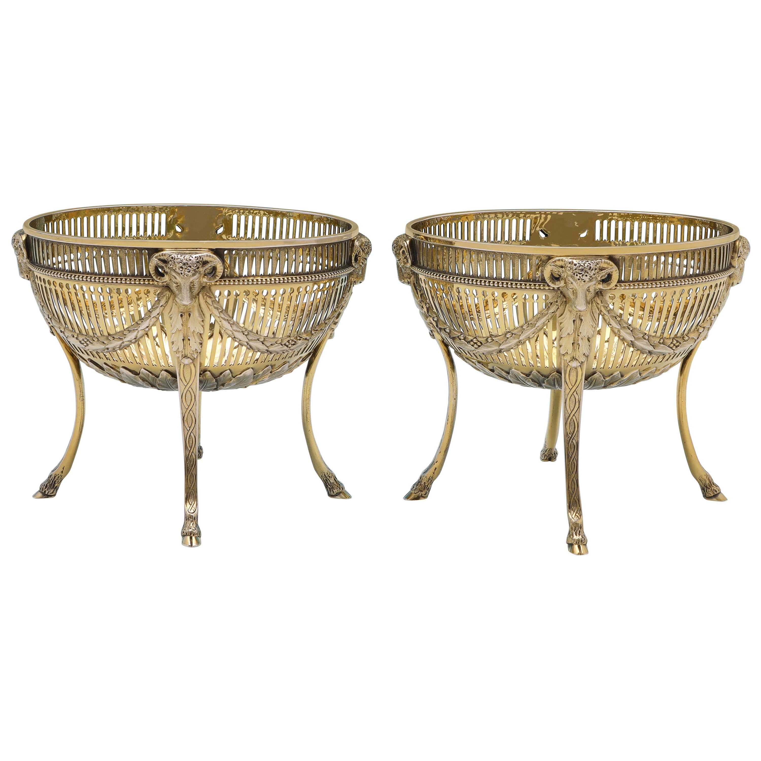 Coppia di piatti d'argento dorati in stile neoclassico vittoriano, Londra 1880