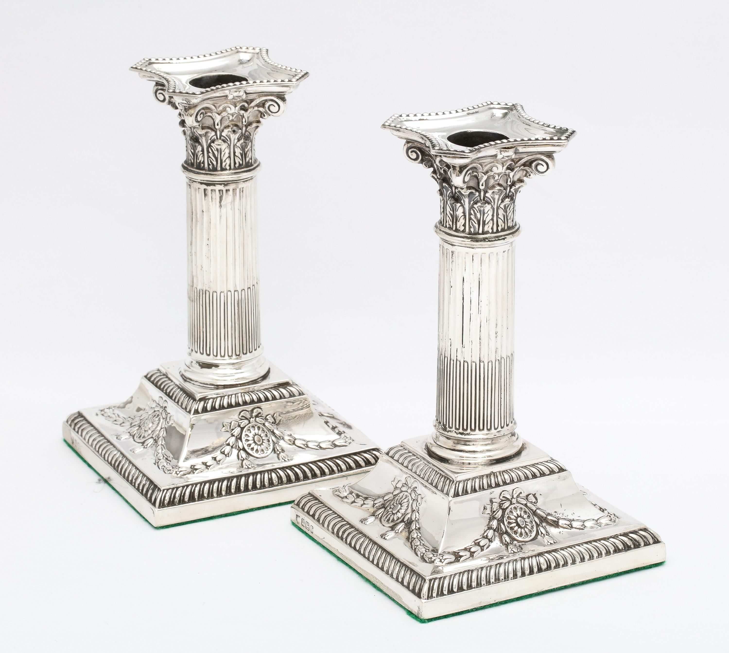 Viktorianische korinthische Säulen-Kerzenständer aus Sterlingsilber im neoklassischen Stil im Angebot 9