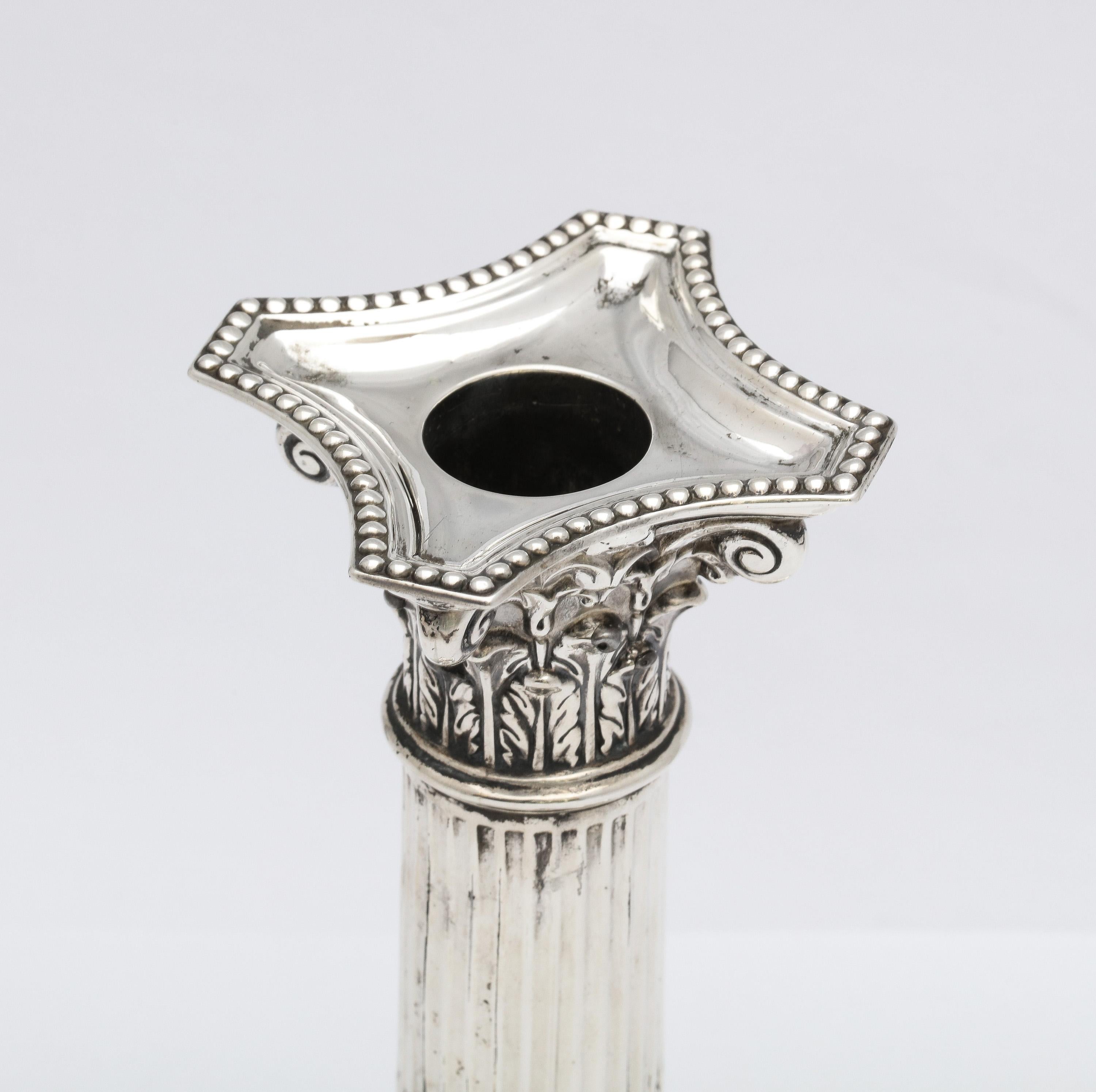 Bougeoirs à colonne corinthienne de style néoclassique victorien en argent sterling en vente 13