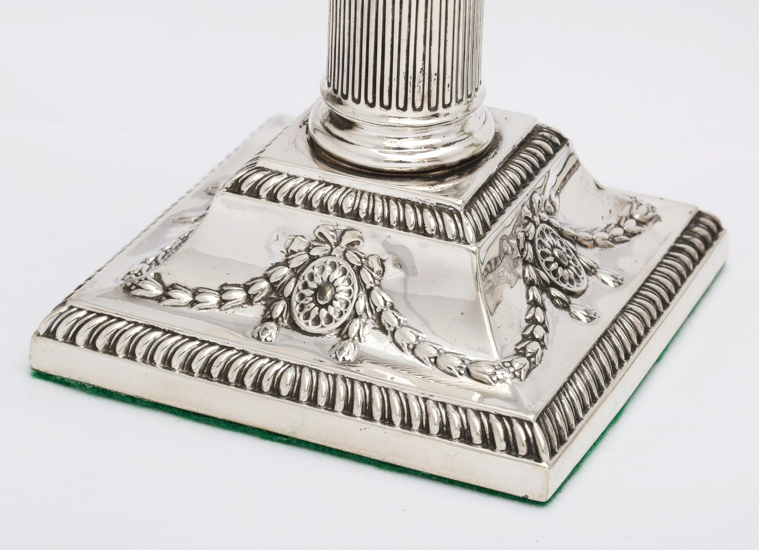 Bougeoirs à colonne corinthienne de style néoclassique victorien en argent sterling Bon état - En vente à New York, NY