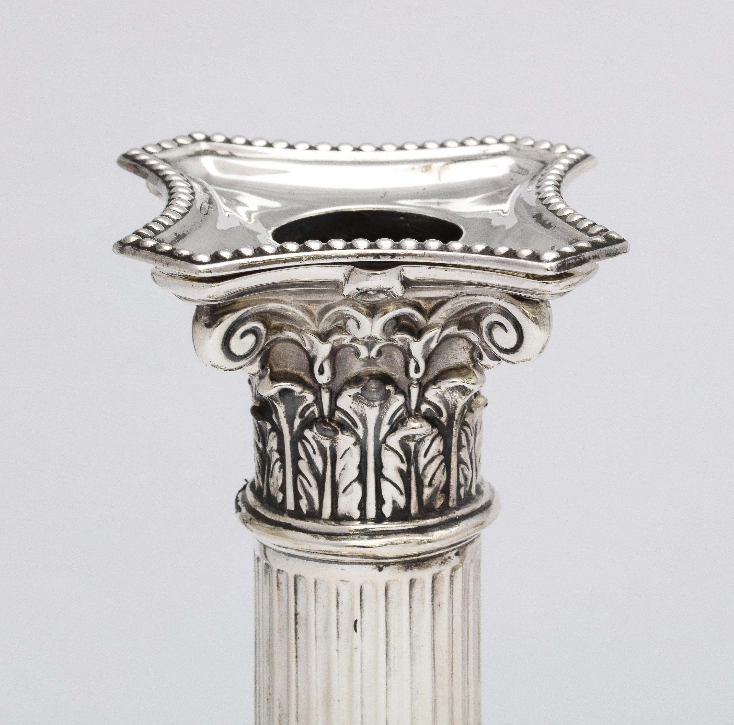 Candelabros de columna corintia de plata de ley de estilo neoclásico victoriano en Bueno estado para la venta en New York, NY