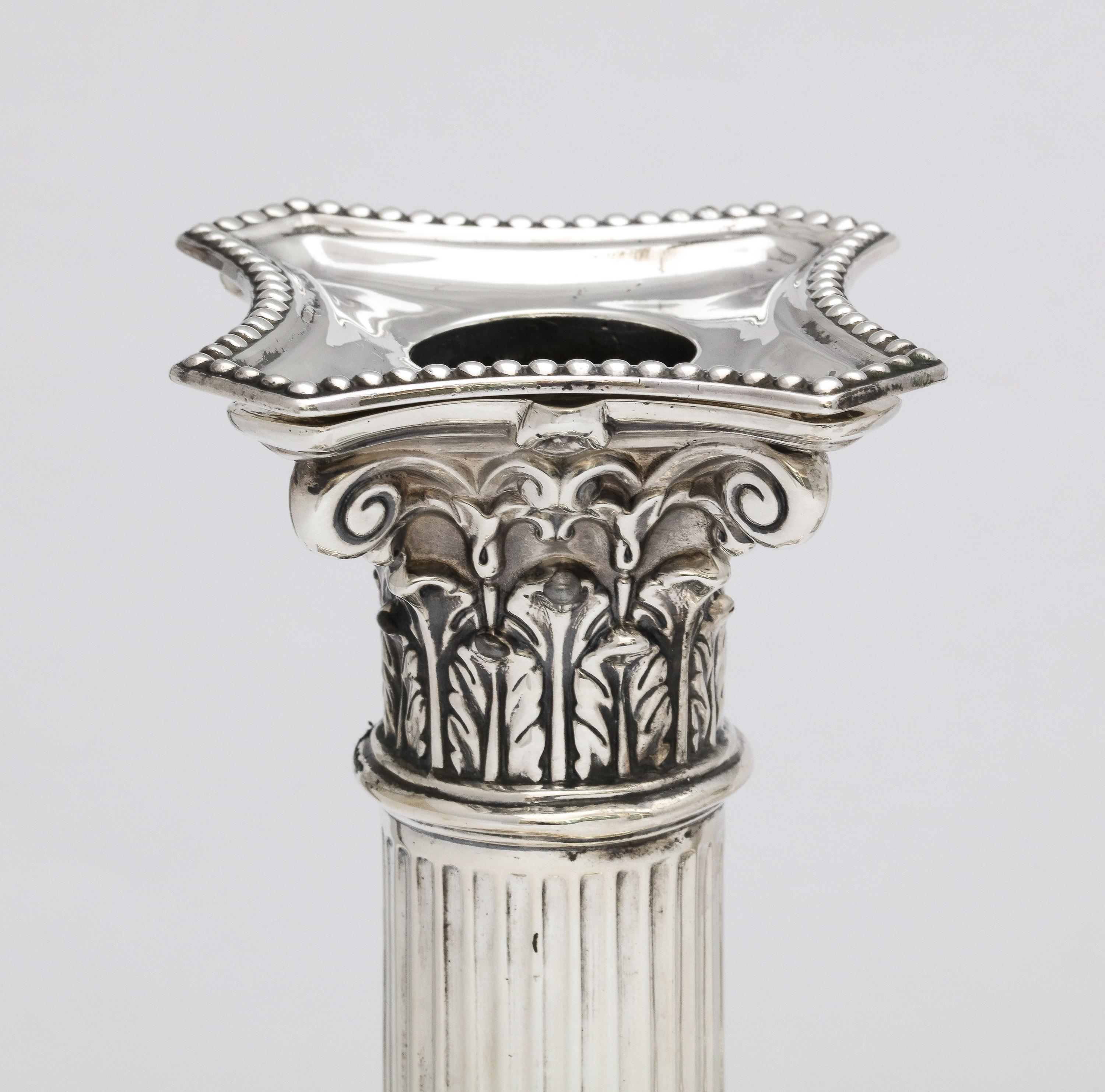 Argent sterling Bougeoirs à colonne corinthienne de style néoclassique victorien en argent sterling en vente