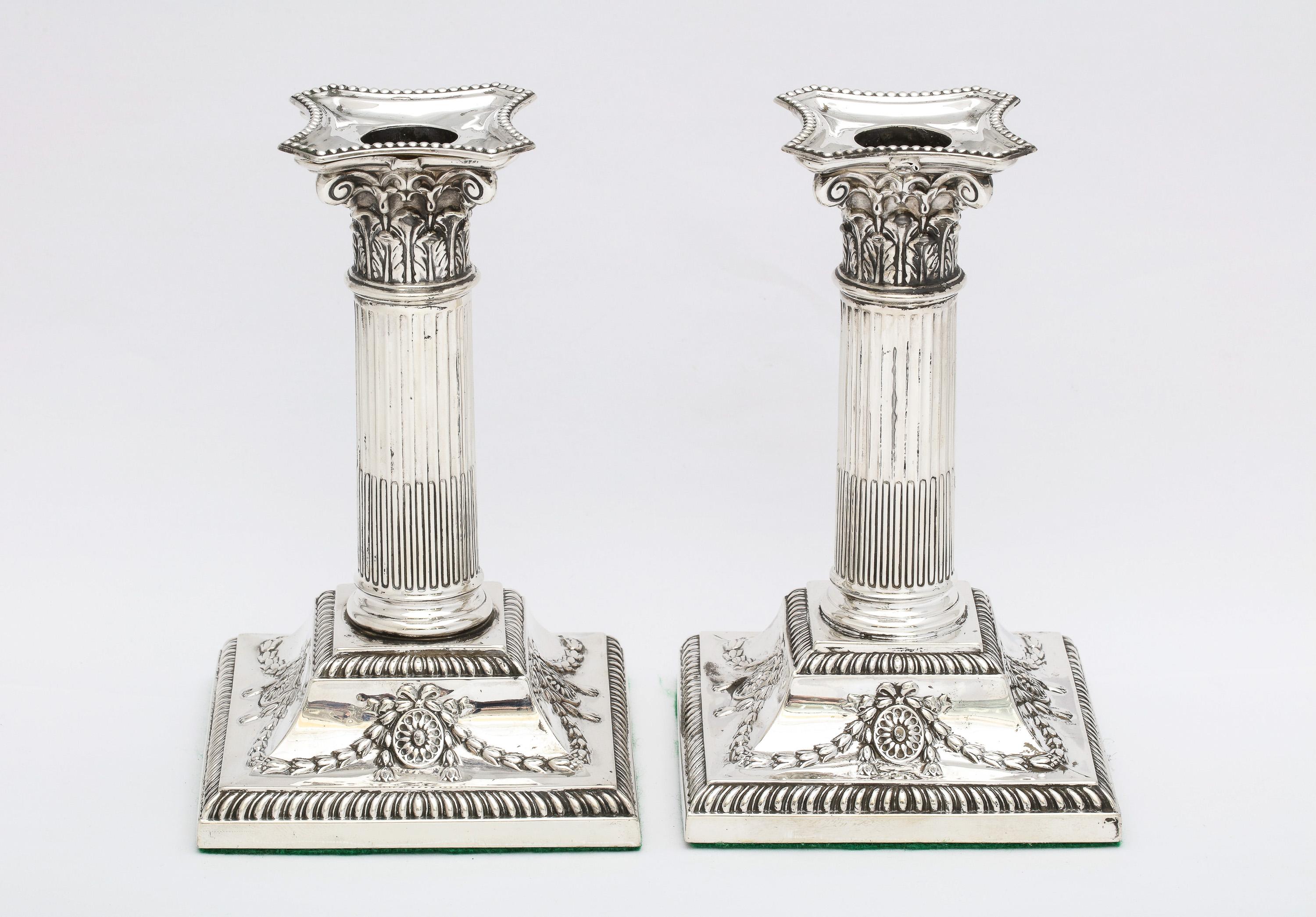 Candelabros de columna corintia de plata de ley de estilo neoclásico victoriano Fines del siglo XIX en venta