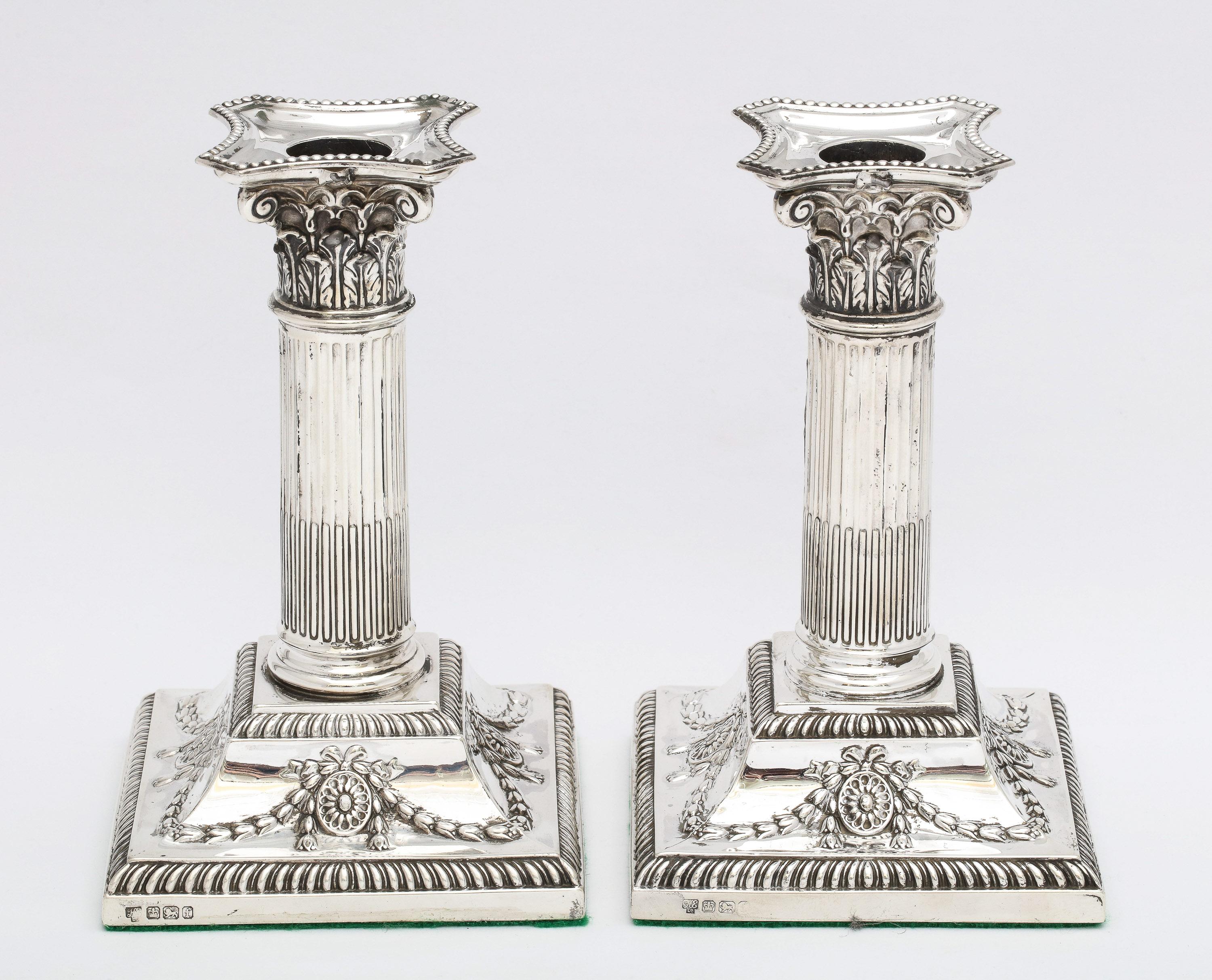 Bougeoirs à colonne corinthienne de style néoclassique victorien en argent sterling en vente 2