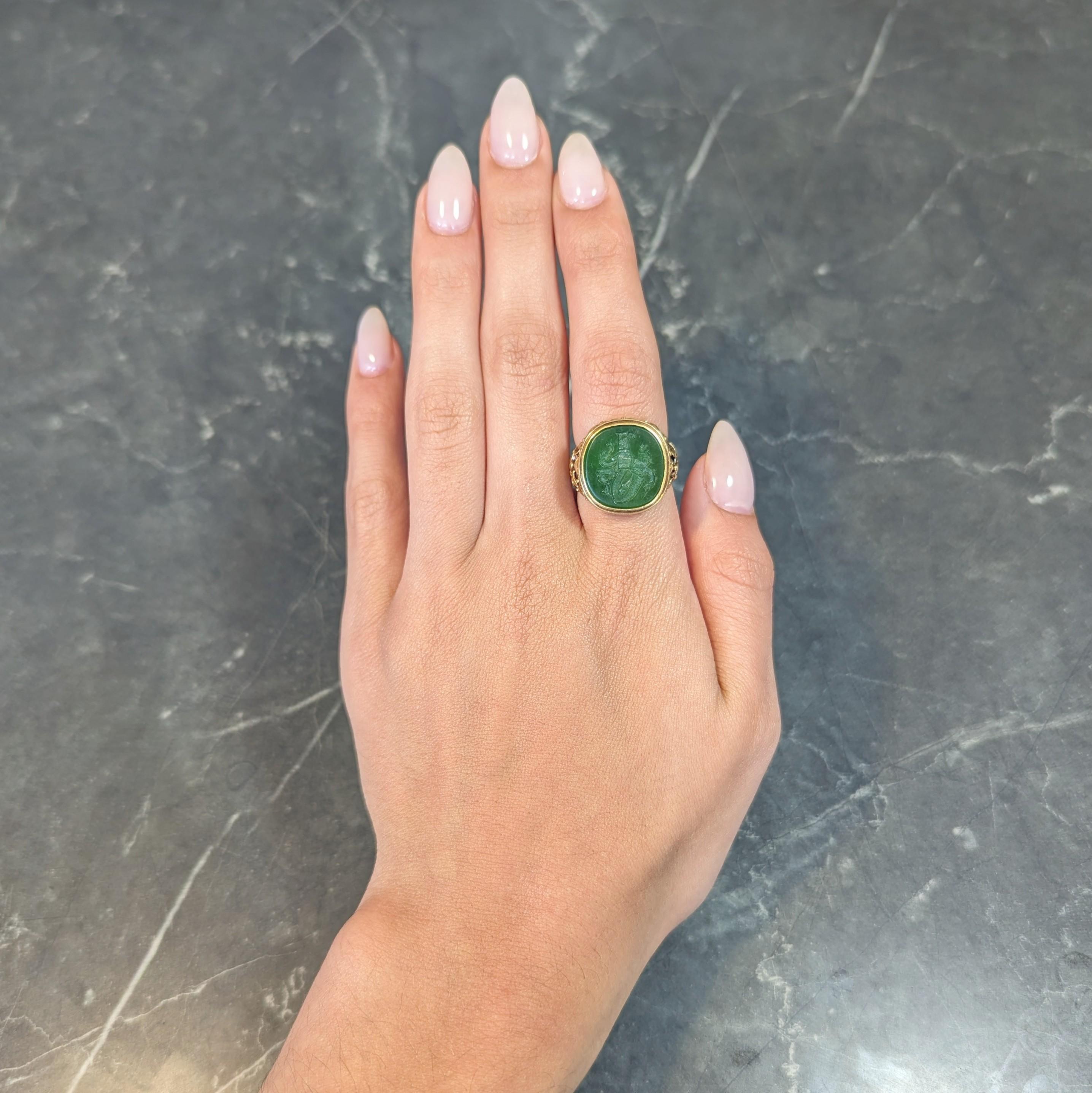 Round Cut Victorian Nephrite Jade 14 Karat Yellow Gold Heraldry Intaglio Ivy Signet Ring