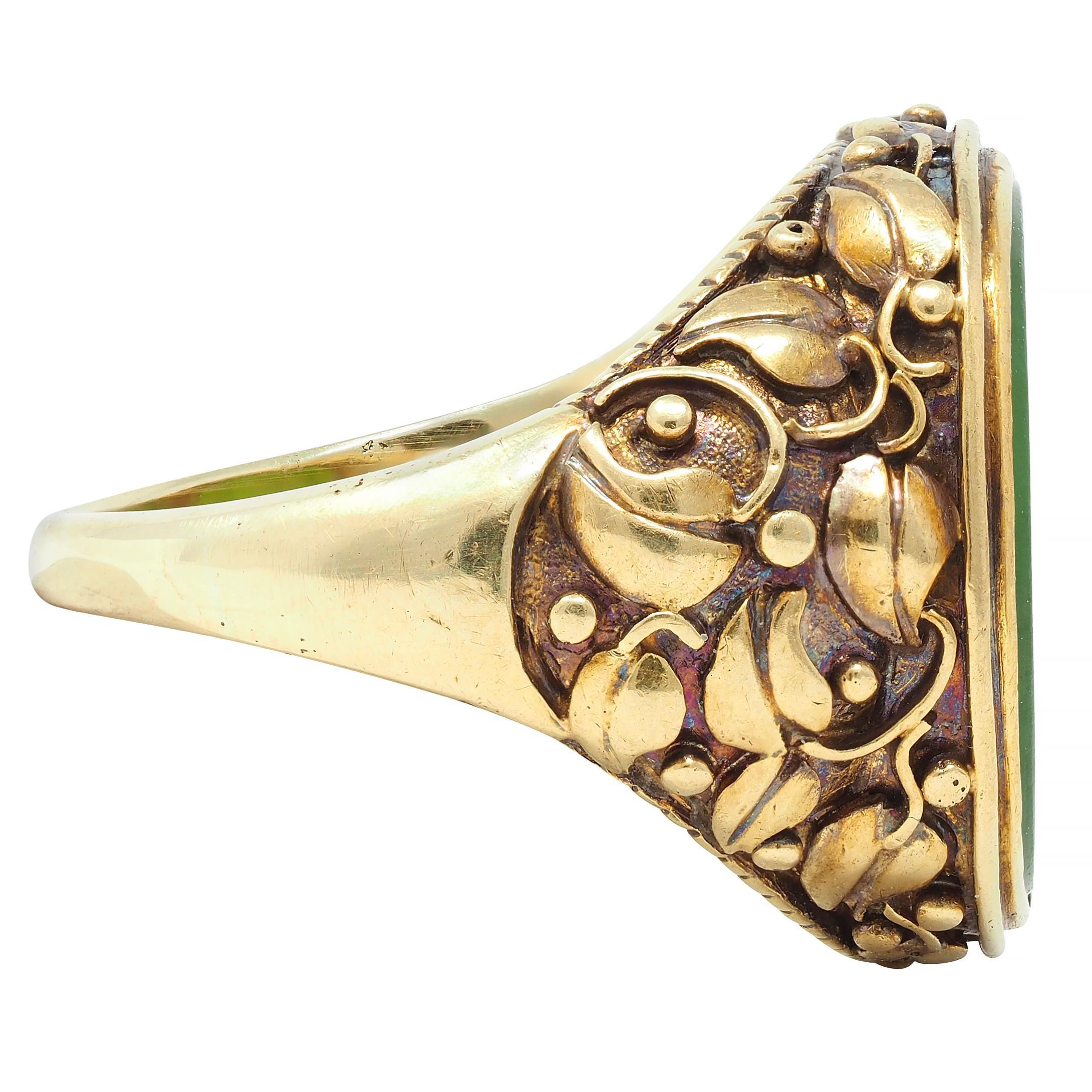 Victorian Nephrite Jade 14 Karat Yellow Gold Heraldry Intaglio Ivy Signet Ring In Excellent Condition In Philadelphia, PA