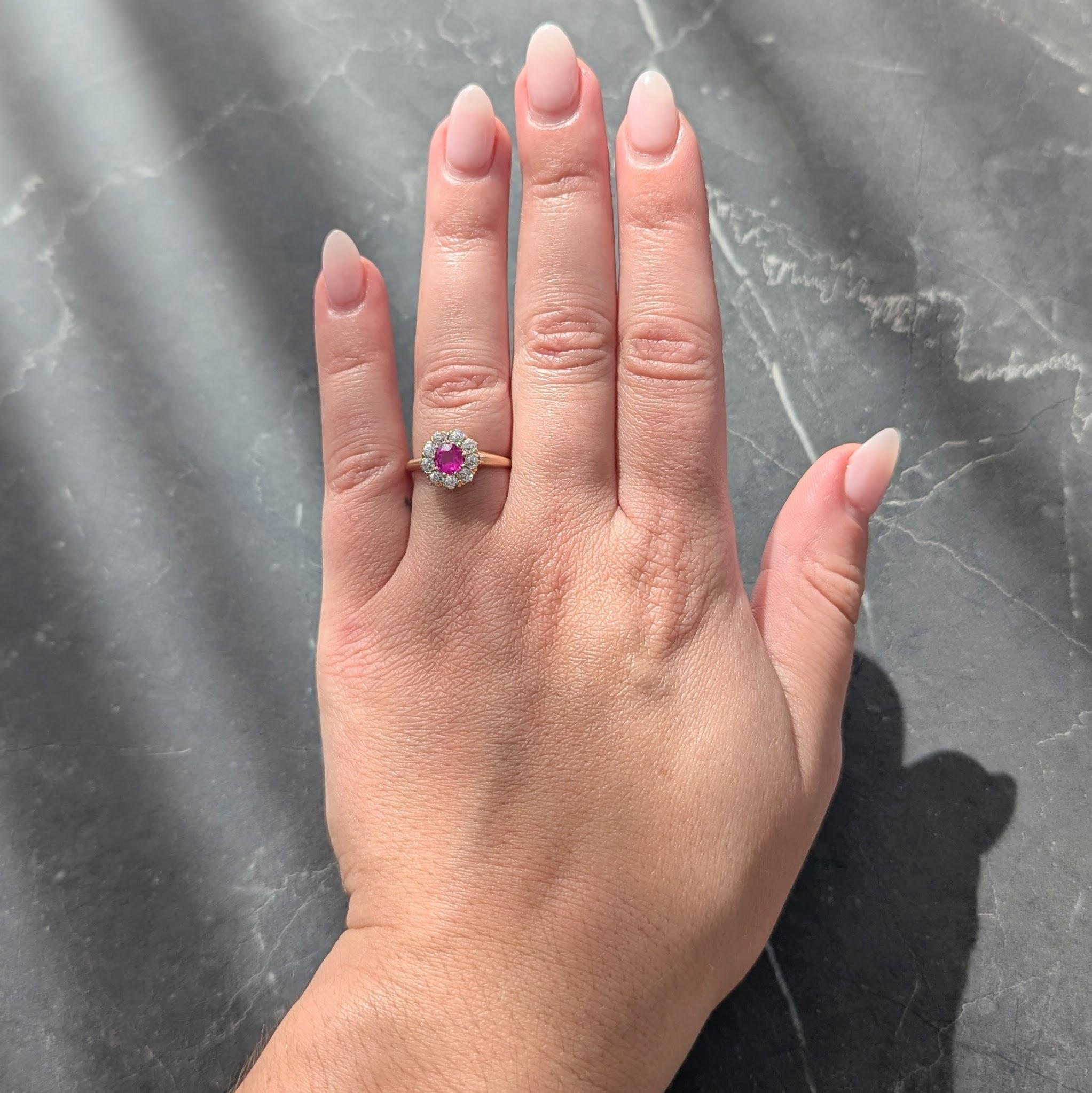 Al centro uno zaffiro taglio ovale del peso totale di circa 0,63 carati - rosa medio trasparente
Nature di origine birmana e che non presenta alcun segno di trattamento termico
Perline incastonate con un'aureola circondata da diamanti di taglio