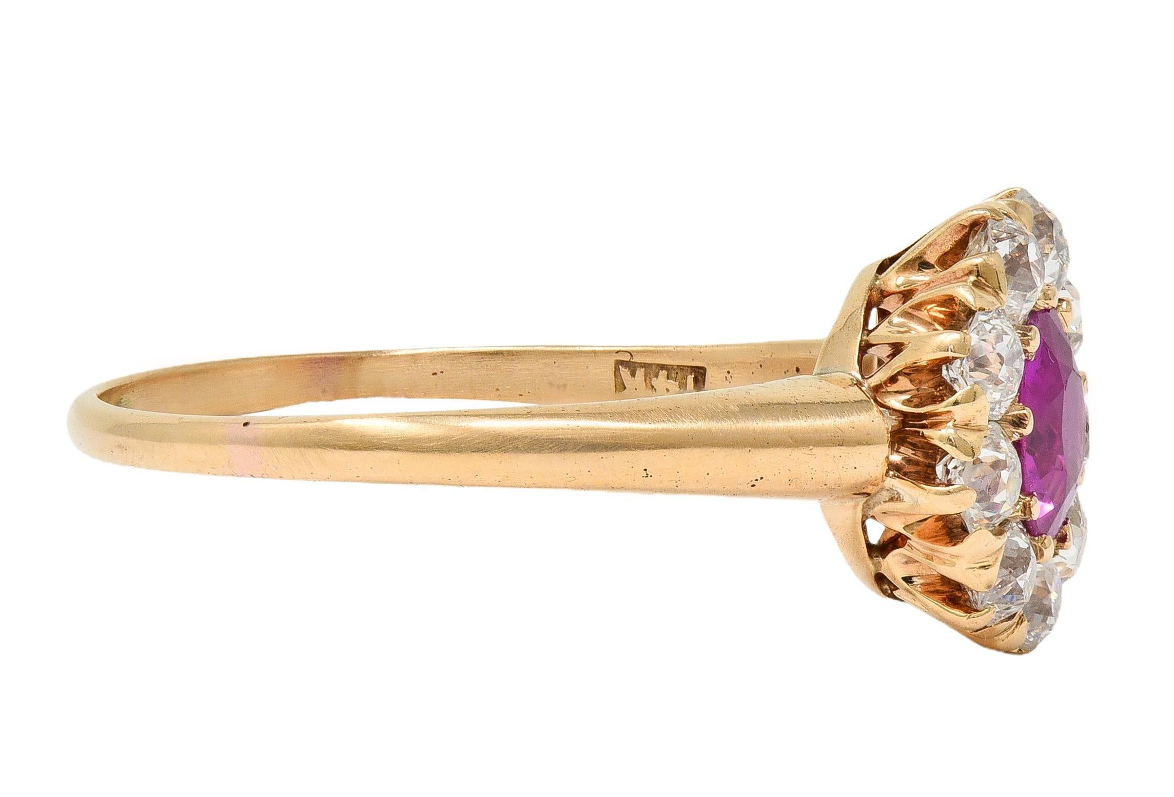 Taglio ovale Anello vittoriano senza calore con zaffiro rosa di Birmania e diamante d'oro 14 carati GIA in vendita