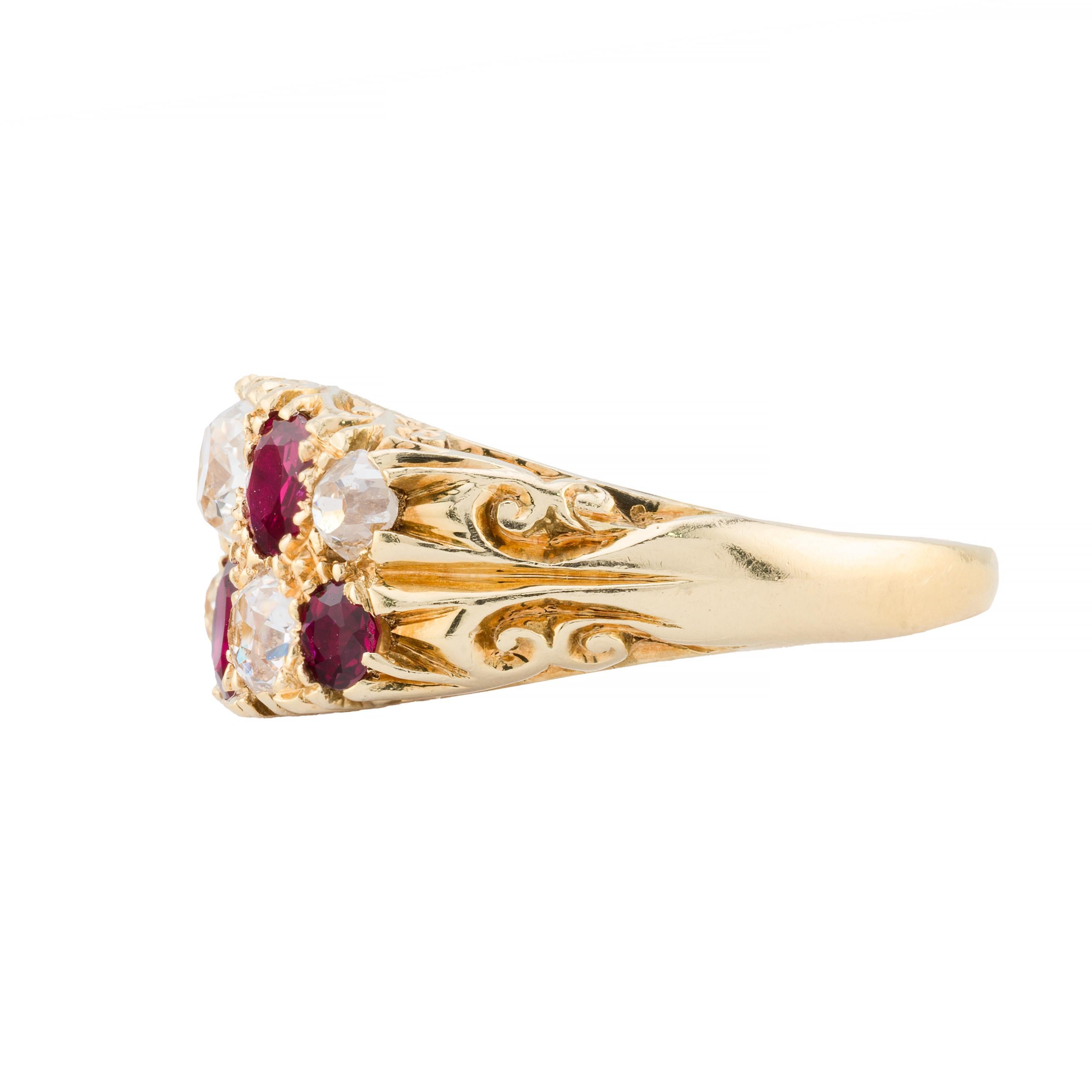 Aston Estate Jewelry stellt vor:

Ein hervorragender viktorianischer Ring um 1880, gefertigt aus 18 Karat Gelbgold. Mit leuchtenden No-Heat-Rubinen im alten Minenschliff von insgesamt 1,5 Karat.  Ergänzt durch Diamanten im alten Minenschliff, Farbe