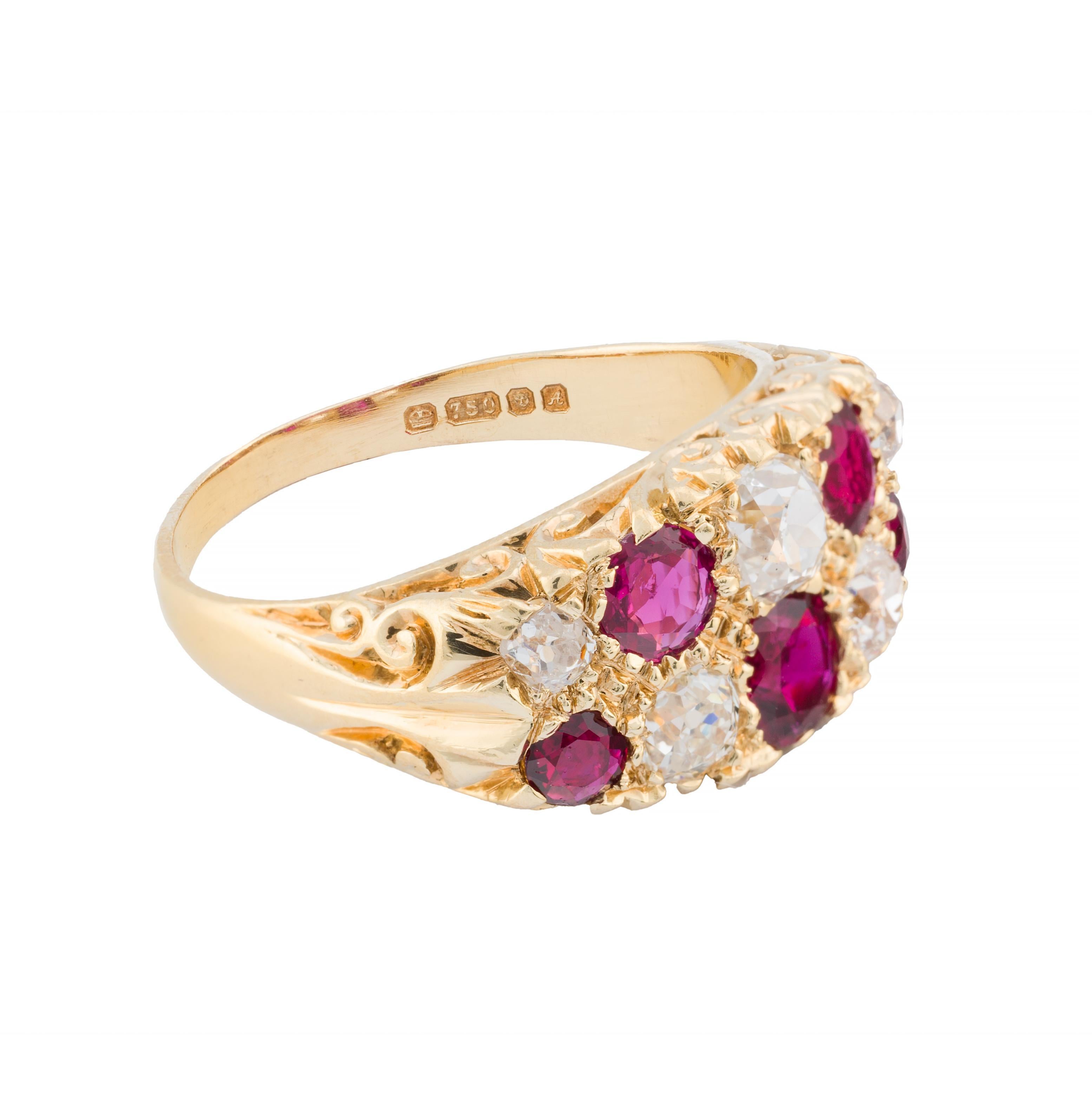 Viktorianischer Ring aus 18 Karat Gelbgold mit unbehandeltem Rubin und Diamant im alten Minenschliff (Alteuropäischer Brillantschliff)