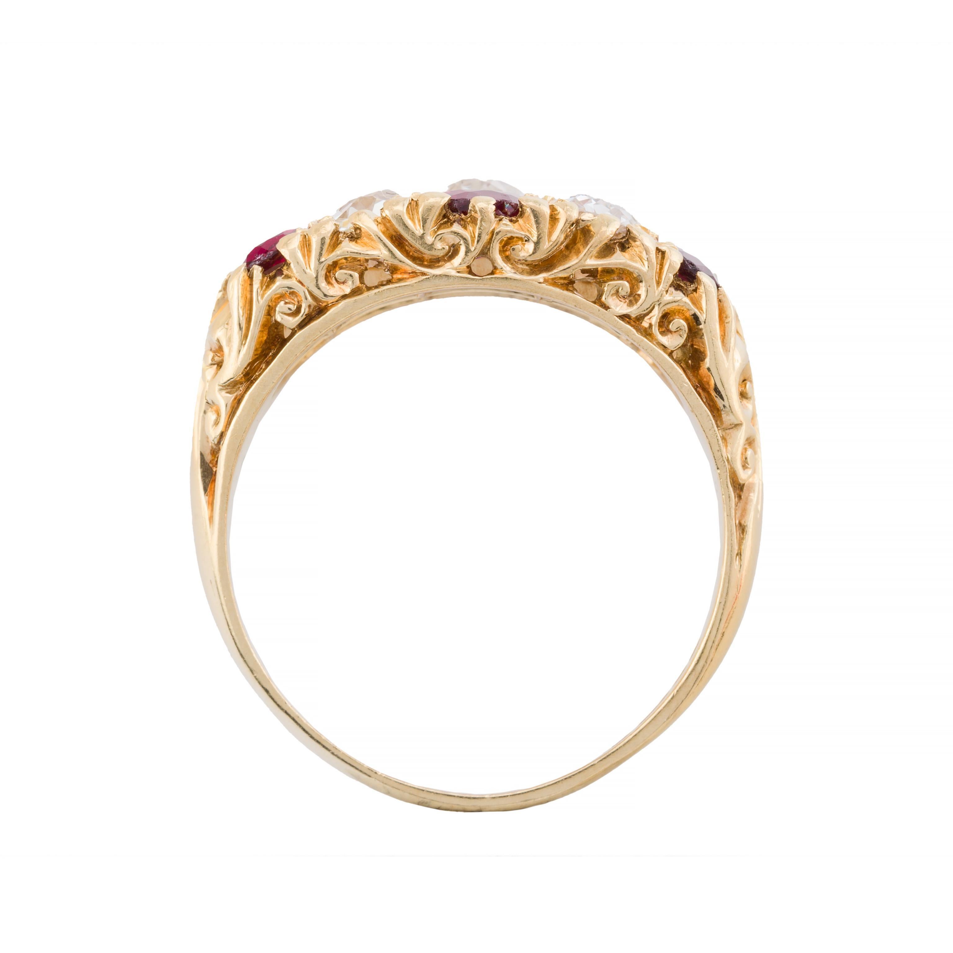 Viktorianischer Ring aus 18 Karat Gelbgold mit unbehandeltem Rubin und Diamant im alten Minenschliff Damen