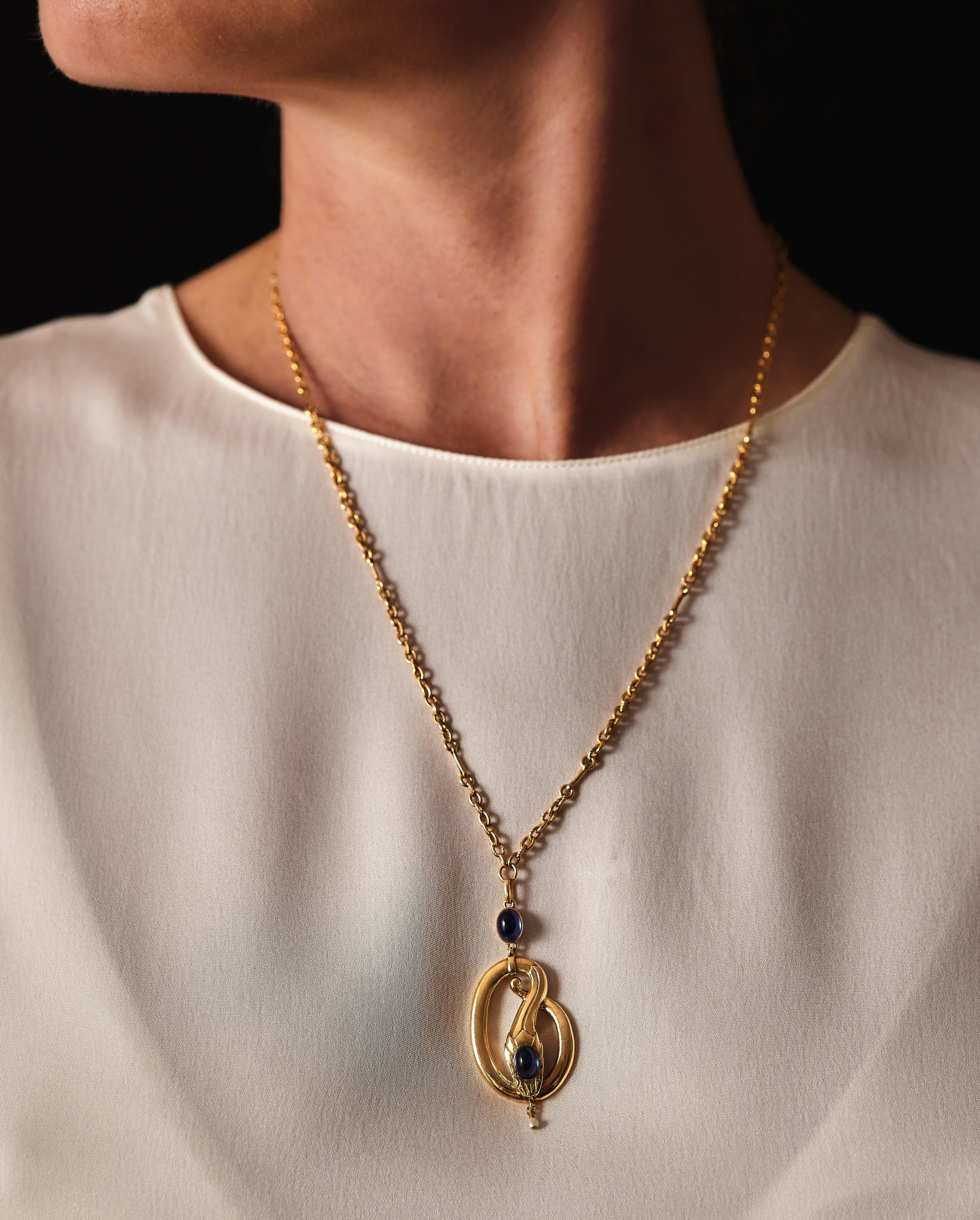 Antica collana a serpente di zaffiri senza calore, circa 1890

Una collana articolata in oro 18kt, disegnata come un serpente arrotolato, la cui testa è finemente dettagliata. La collana è incastonata con due zaffiri cabochon naturali, altamente
