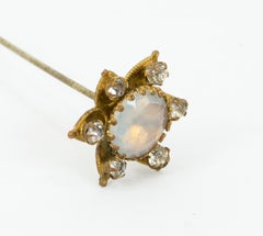 Épingle à chapeau à fleurs victorienne en laiton et verre moulé opalin avec cristaux, années 1900