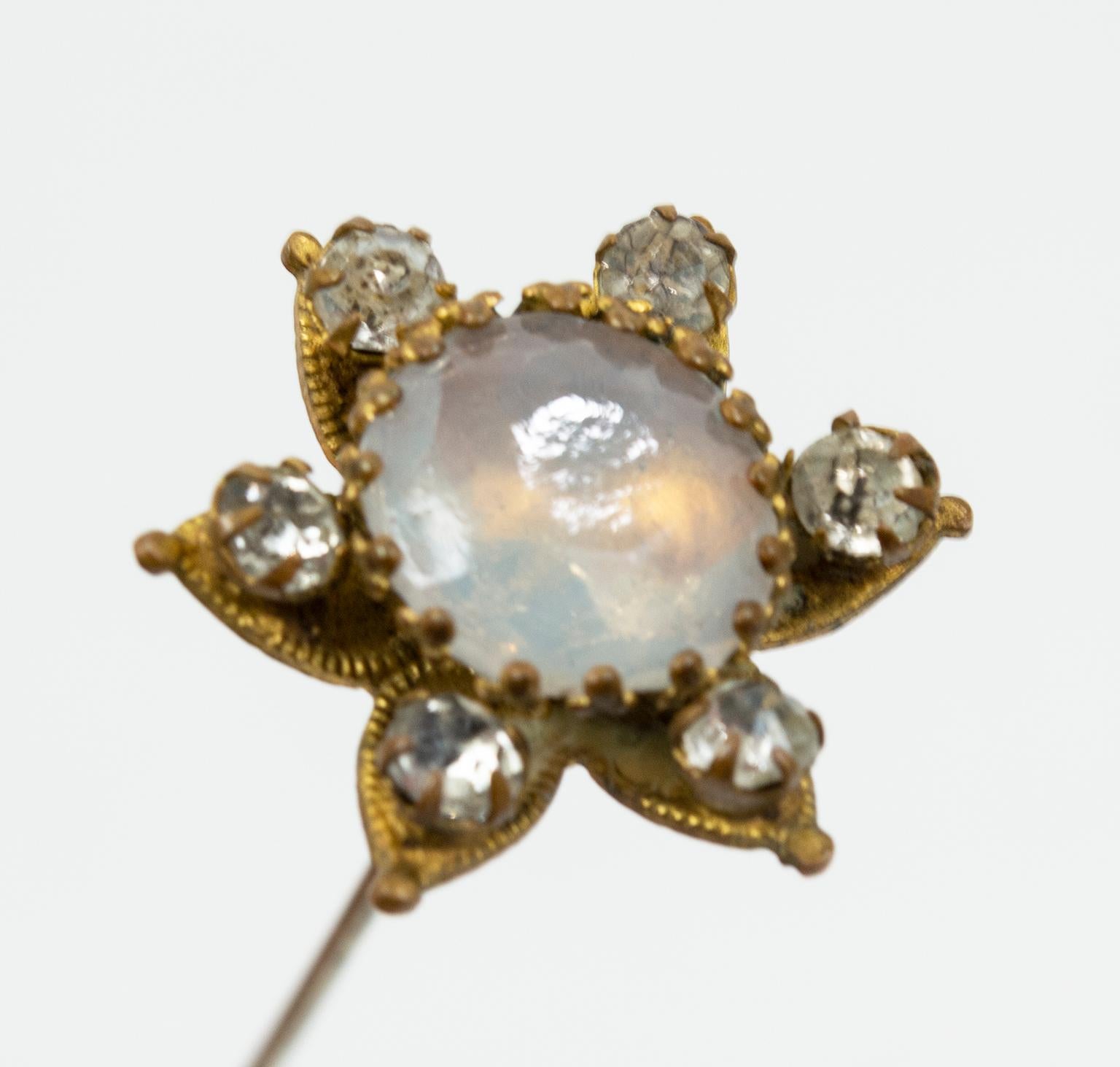 Art nouveau Épingle à chapeau à fleurs victorienne en laiton et verre moulé opalin avec cristaux, années 1900 en vente
