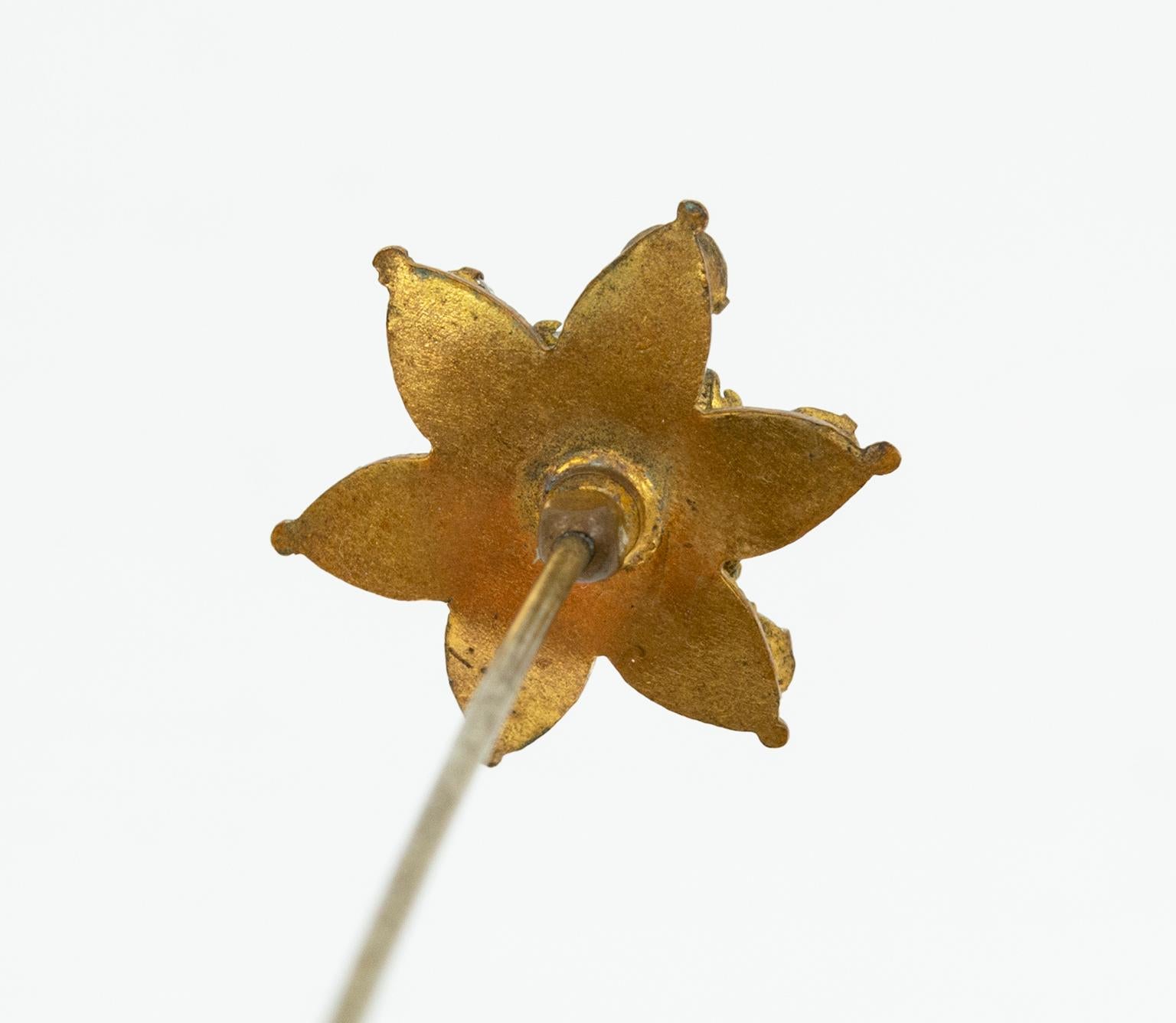 Épingle à chapeau à fleurs victorienne en laiton et verre moulé opalin avec cristaux, années 1900 Bon état - En vente à Tucson, AZ