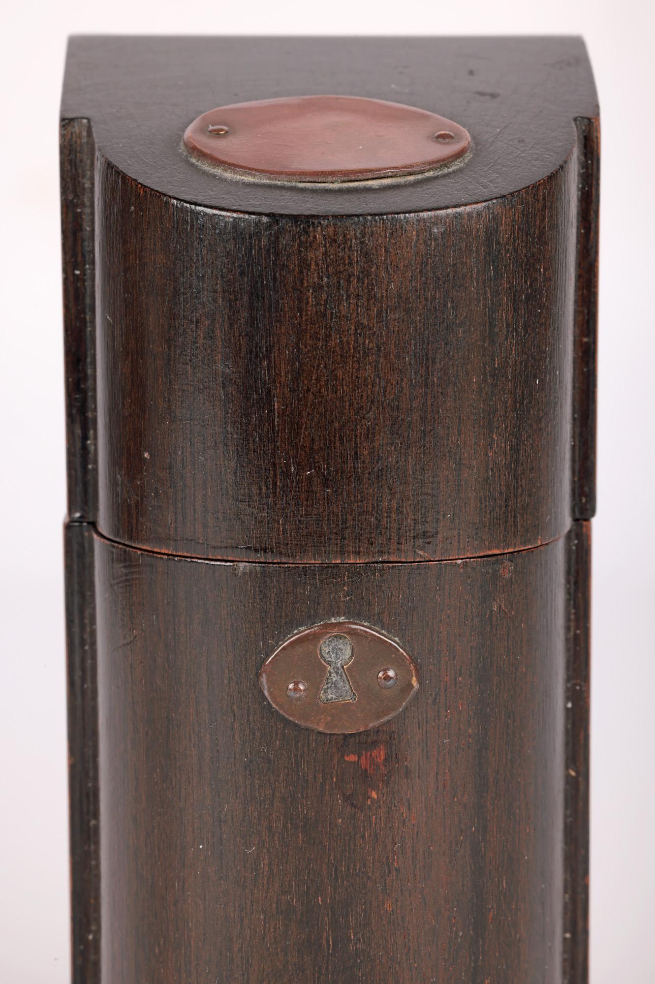 Ein ungewöhnliches und stilvolles britisch-viktorianisches Tintenfass in Form eines hölzernen Messerkastens aus dem 19. Jahrhundert. Die aus Mahagoni handgefertigte Schachtel hat eine hohe Form mit einer geblähten runden Vorderseite und flach