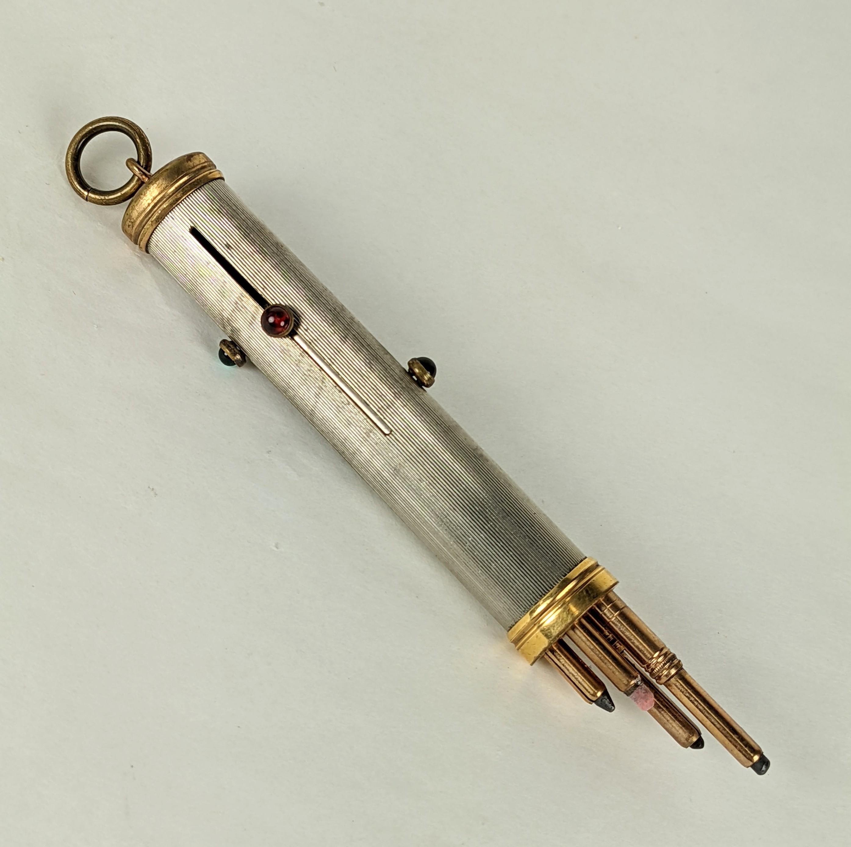 Charmanter viktorianischer Novelty Pencil, der für den Bürogebrauch im späten 19. und frühen 20. Die Glascabochons (4) sind jeweils mit einer anderen Bleistiftfarbe kodiert. 
Zum Lösen führen Sie den Cabochon in der Spur nach unten, um die