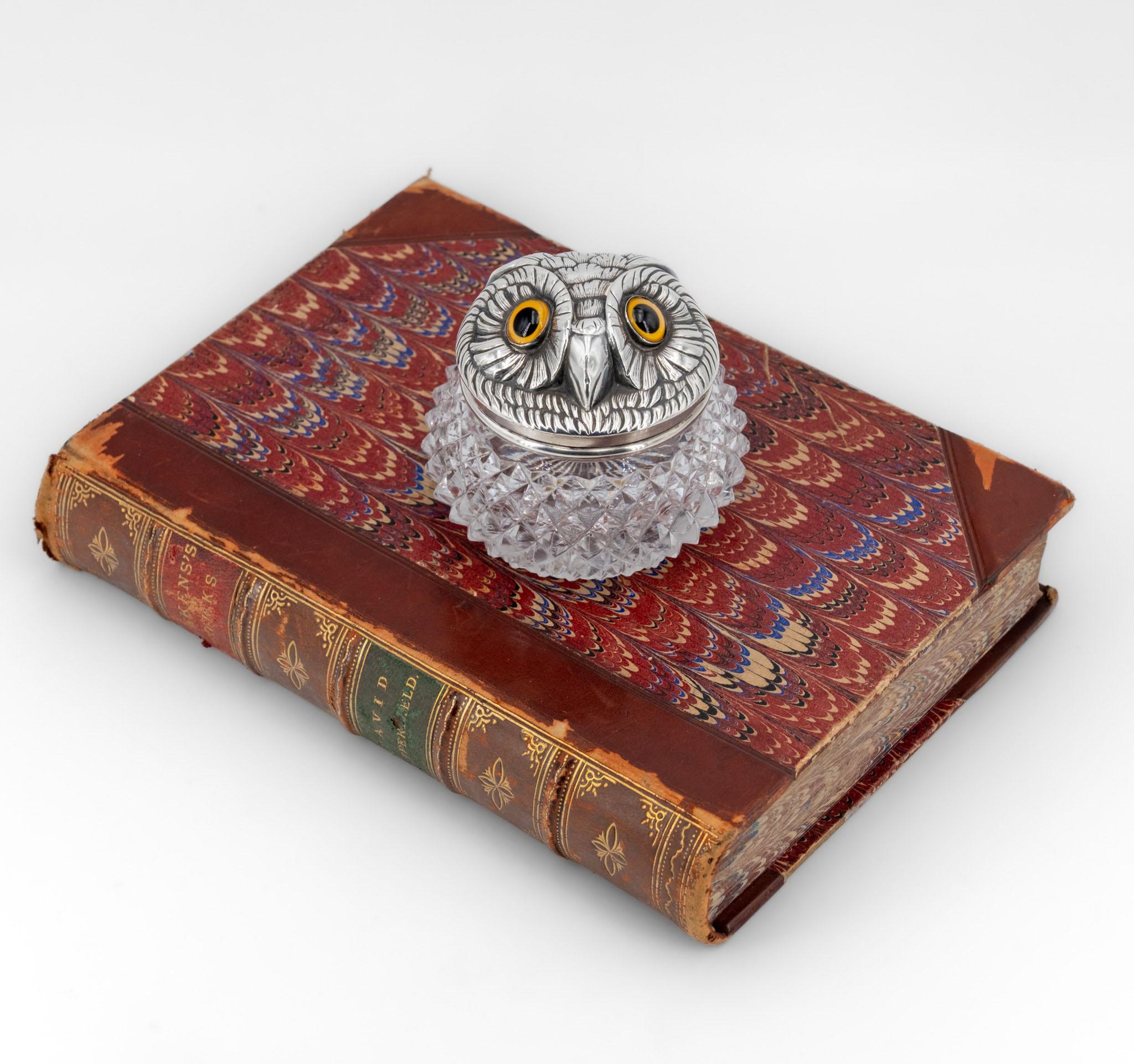 Encrier victorien en verre taillé et tête de hibou monté en argent par Sampsons Mordan & Co. Londres - 1896. Poinçonné.

Le couvercle à charnière représente un hibou avec des yeux en verre ambré, et le corps en verre taillé a une base taillée en