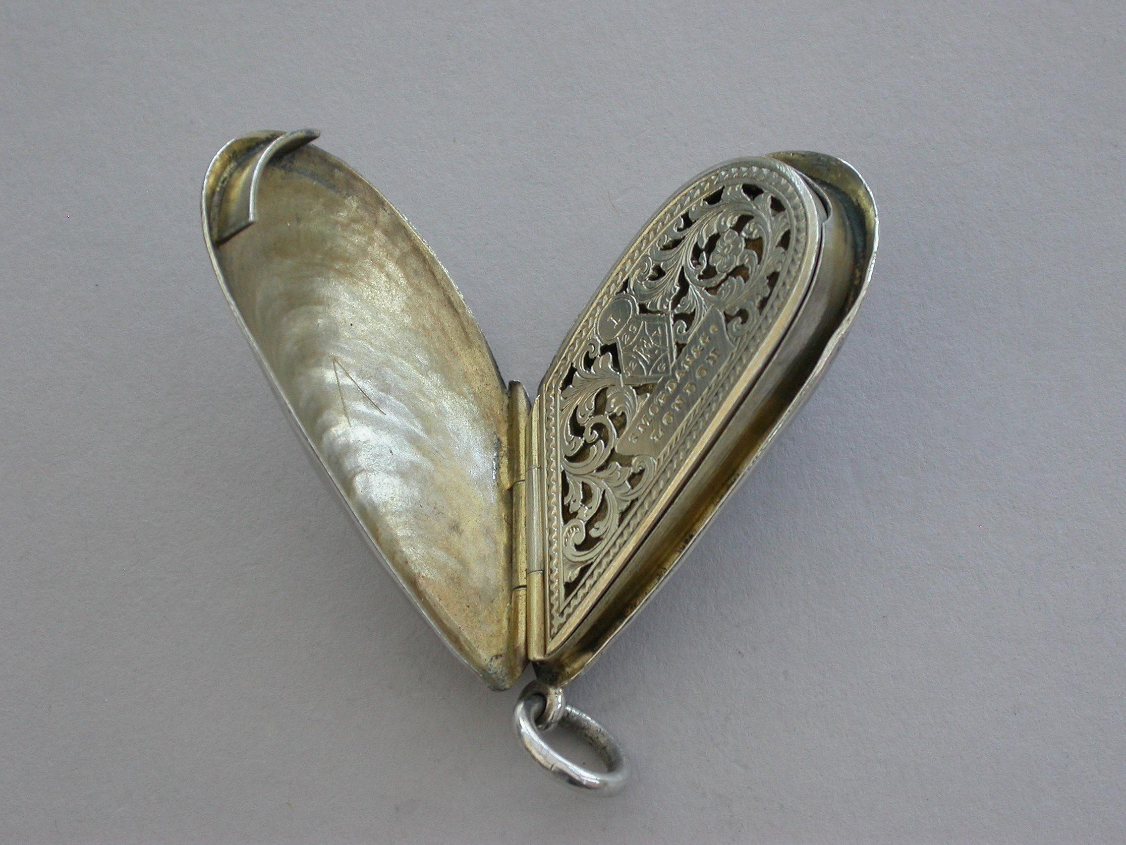 Victorian Novelty Silver Mussel Shell Vinaigrette, by S Mordan London For Sale 6