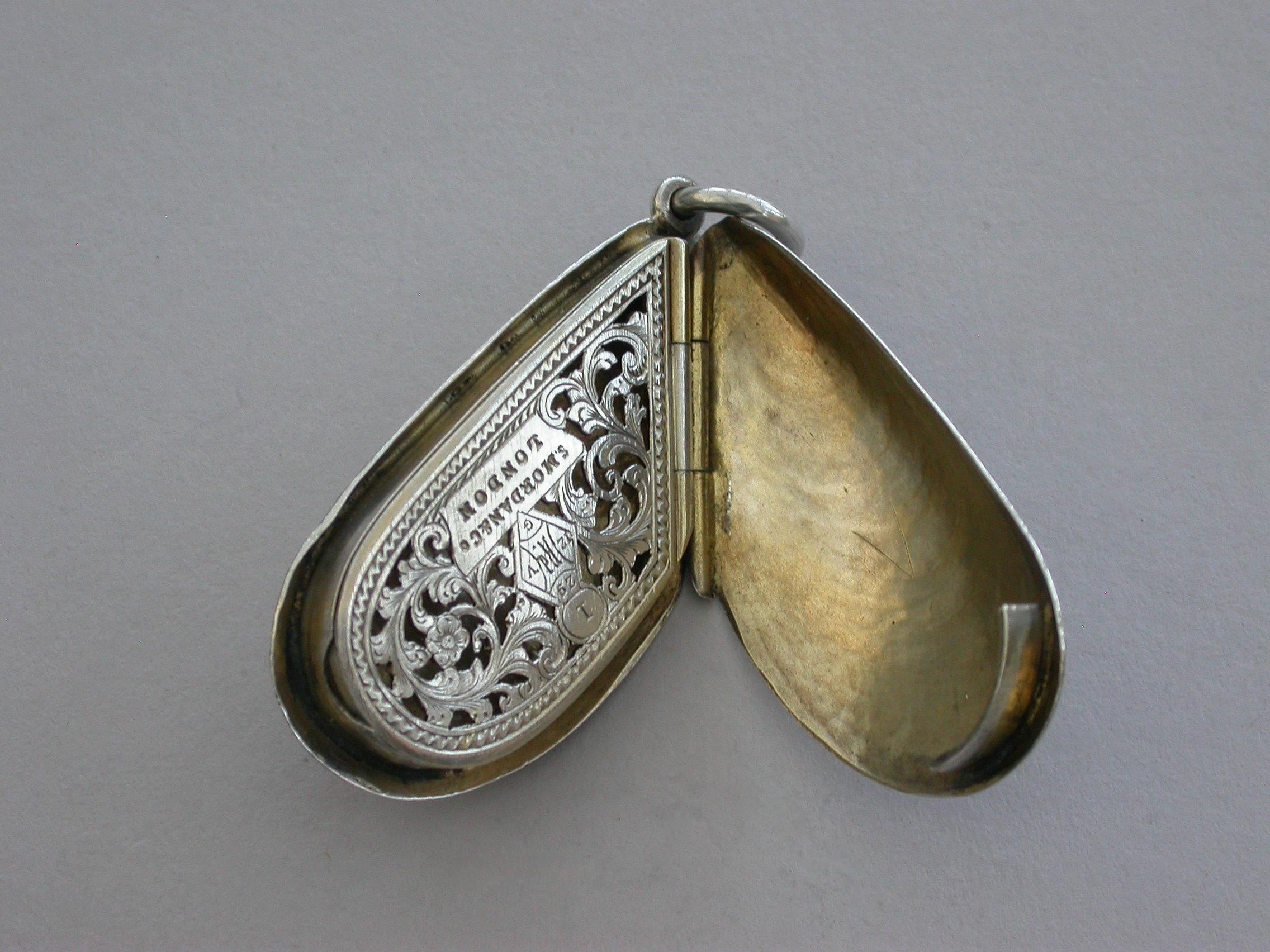 Victorian Novelty Silver Mussel Shell Vinaigrette, by S Mordan London For Sale 7