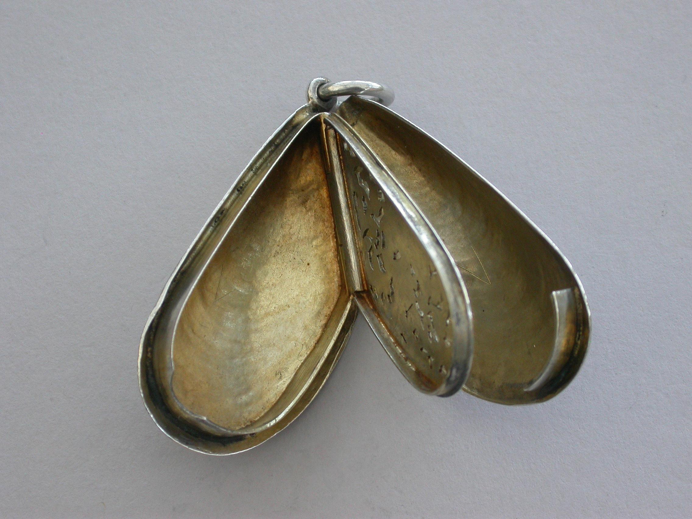 Victorian Novelty Silver Mussel Shell Vinaigrette, by S Mordan London For Sale 8