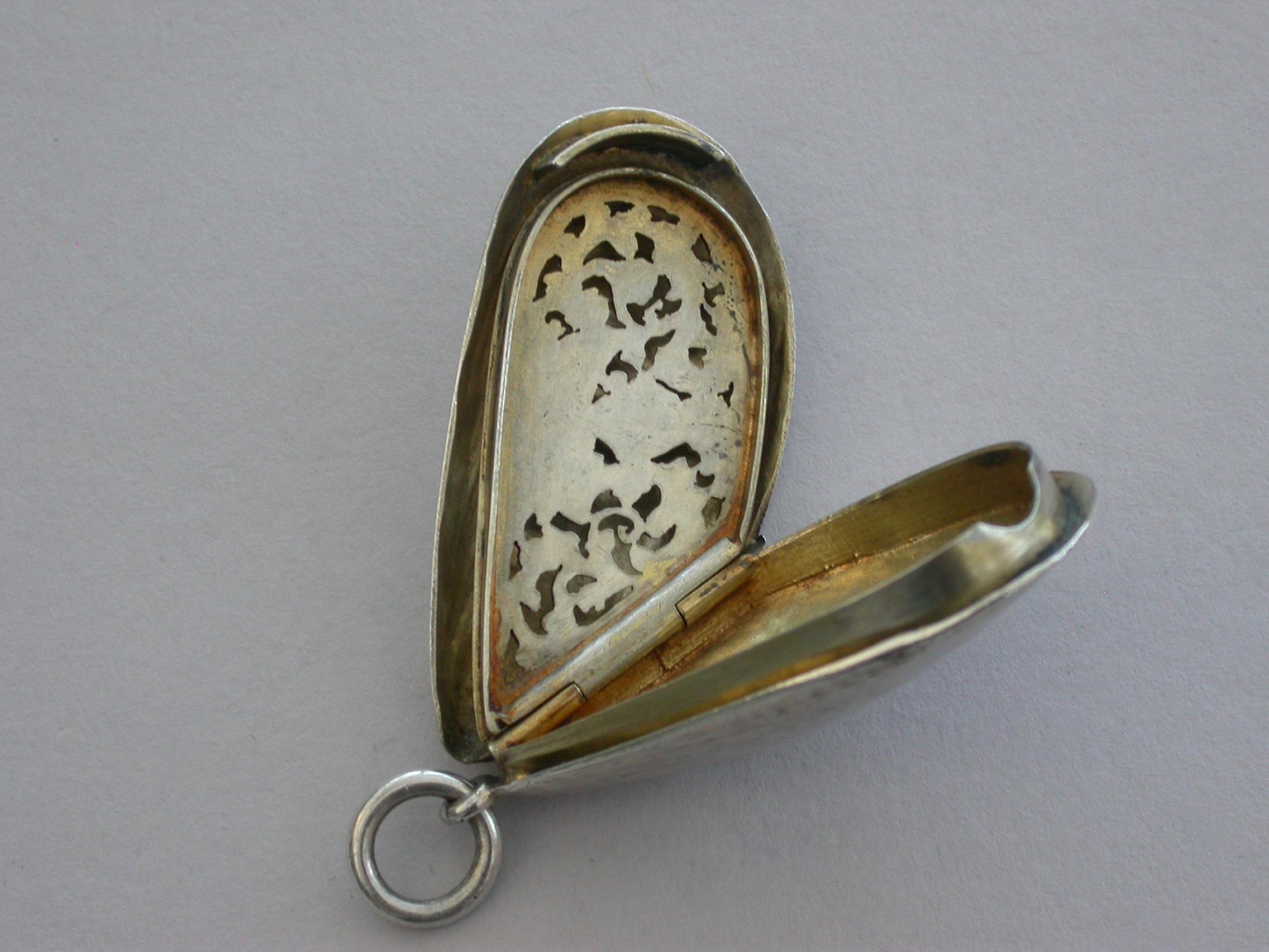 Victorian Novelty Silver Mussel Shell Vinaigrette, by S Mordan London For Sale 9