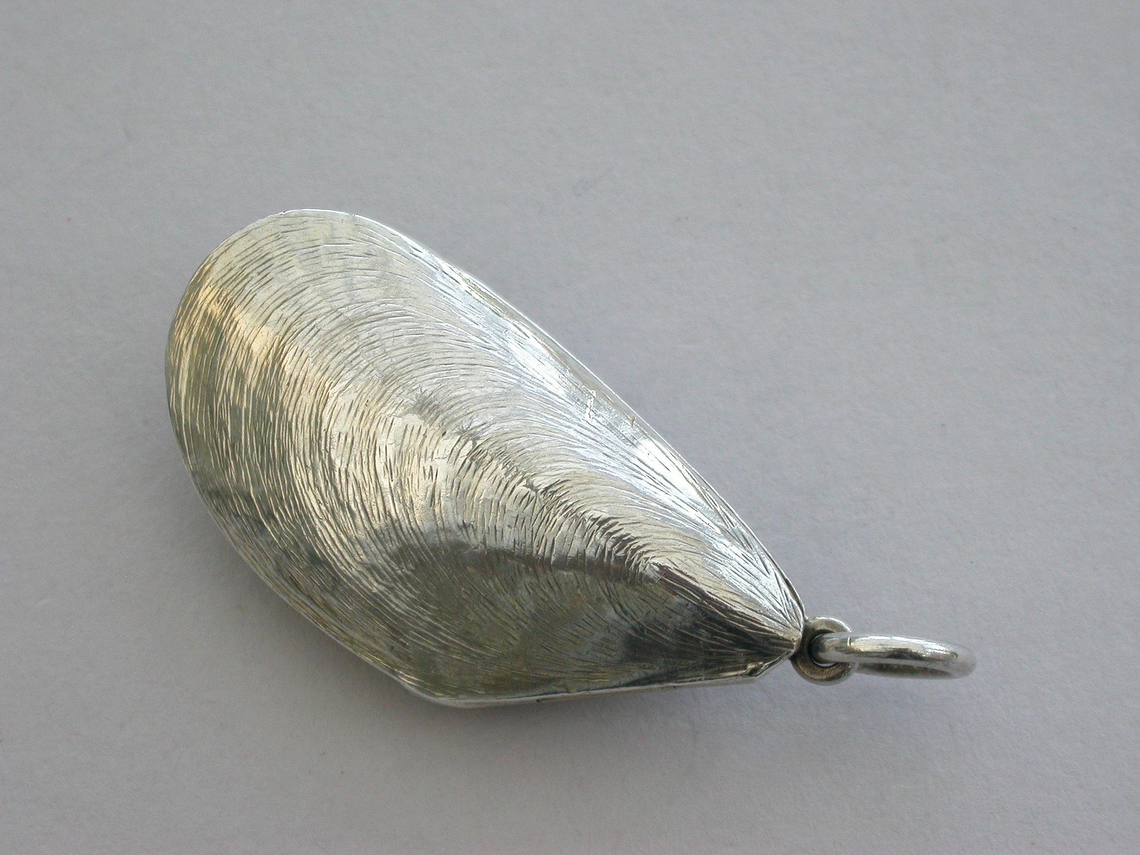 Victorian Novelty Silver Mussel Shell Vinaigrette, by S Mordan London In Good Condition For Sale In Sittingbourne, Kent