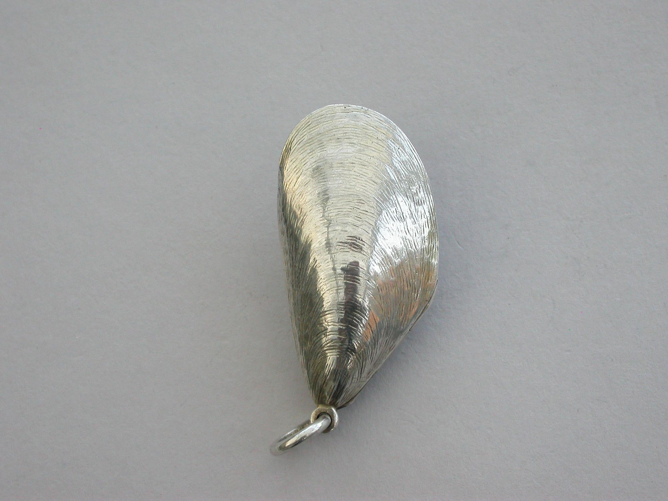 Victorian Novelty Silver Mussel Shell Vinaigrette, by S Mordan London For Sale 2