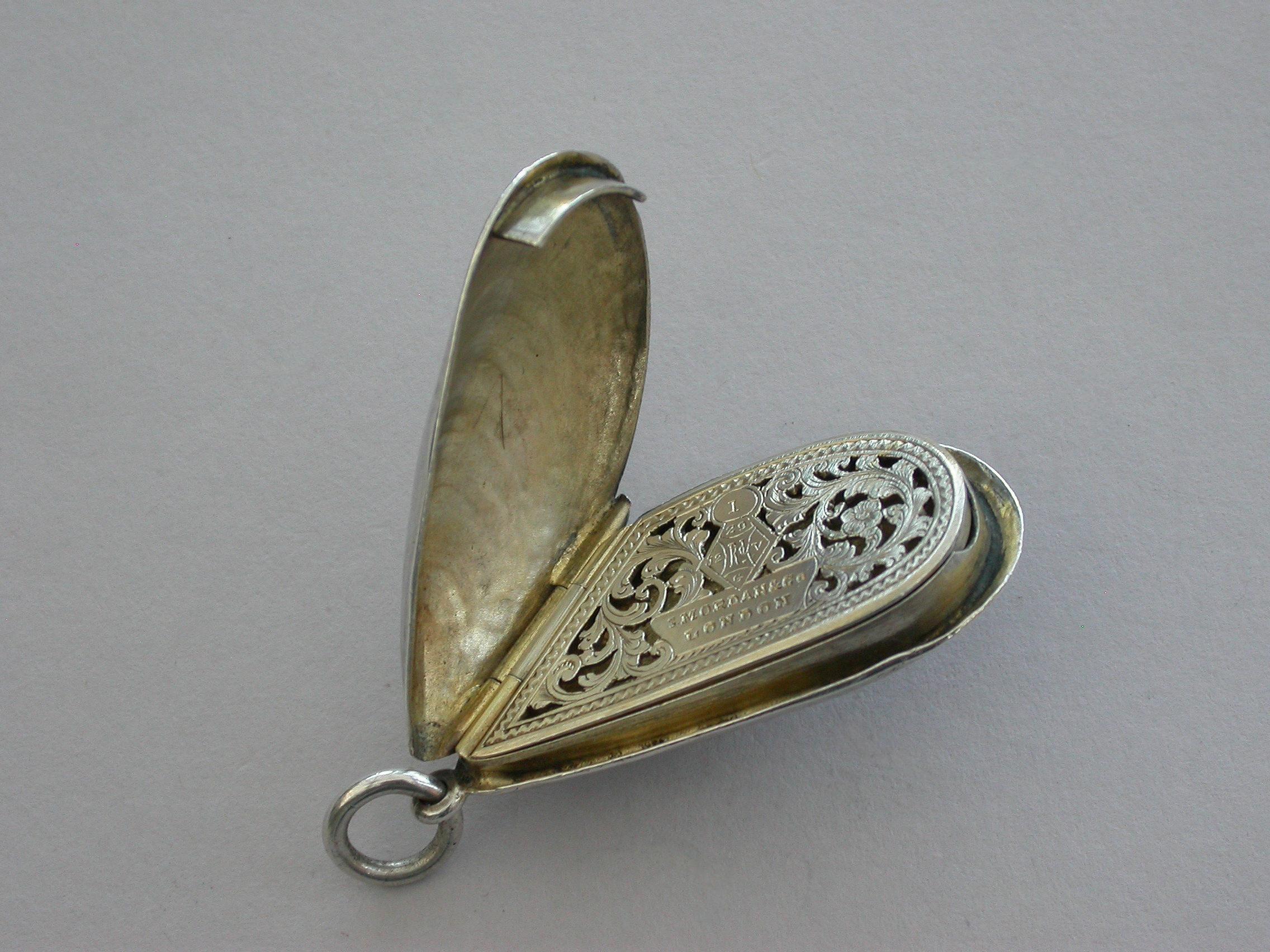 Victorian Novelty Silver Mussel Shell Vinaigrette, by S Mordan London For Sale 3