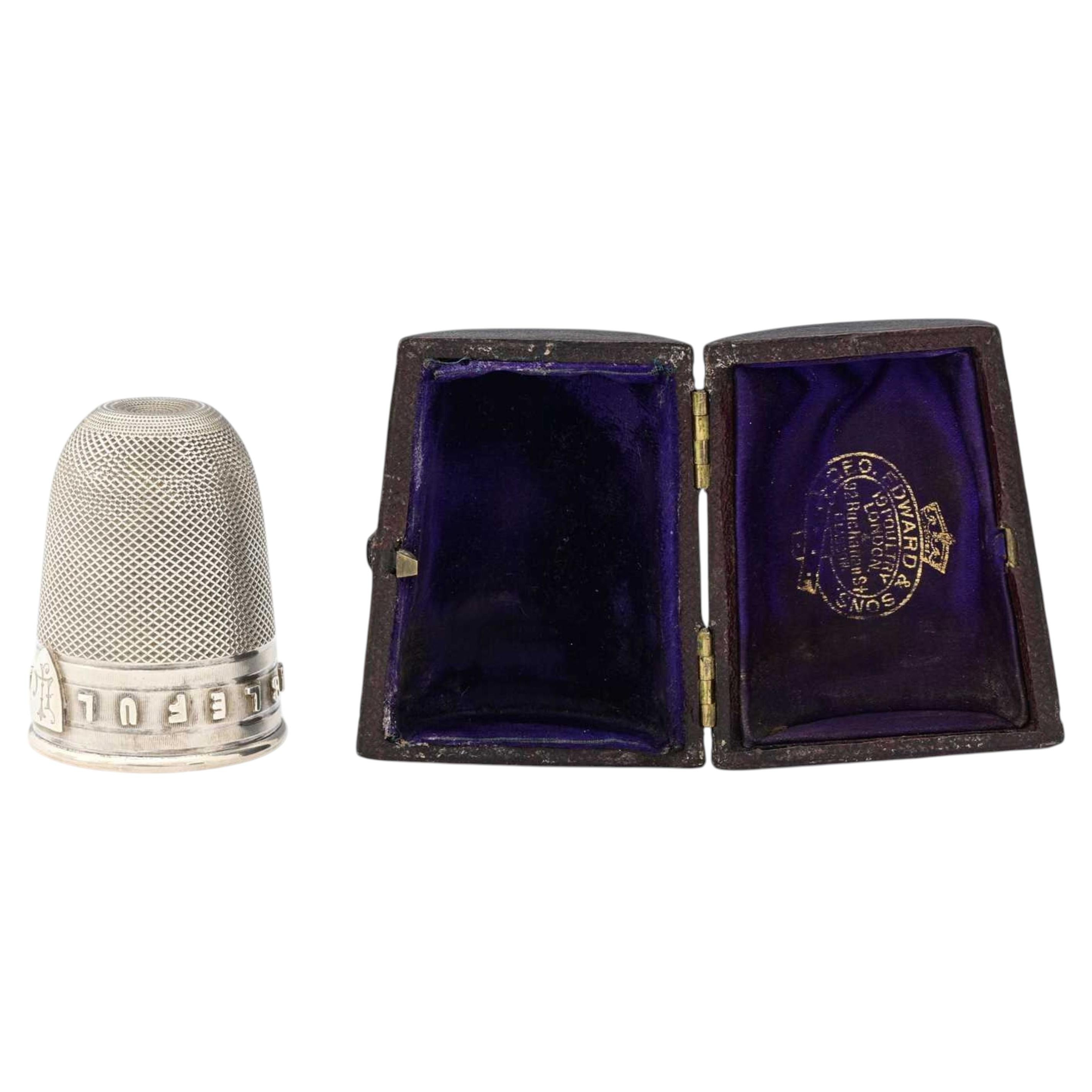 Bicchiere d'argento vittoriano a forma di ditale, "just a thimbleful". in vendita