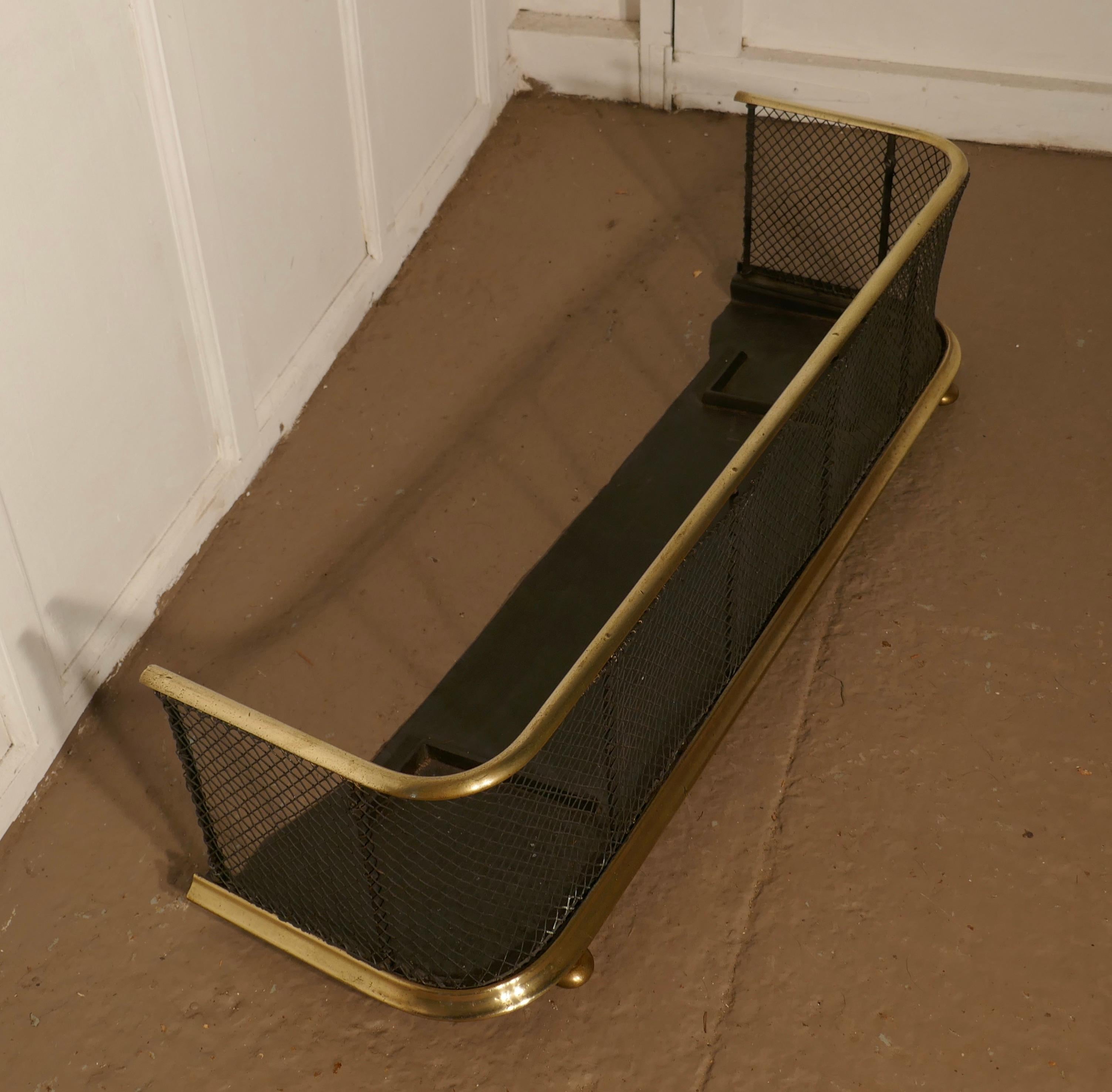 Victorian Nursery Fire Guard or Club Fender In Good Condition In Chillerton, Isle of Wight