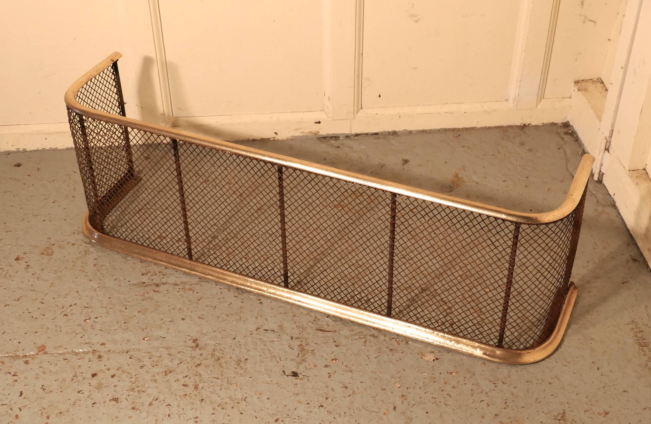 Victorian Nursery Fire Guard or Fender In Good Condition In Chillerton, Isle of Wight