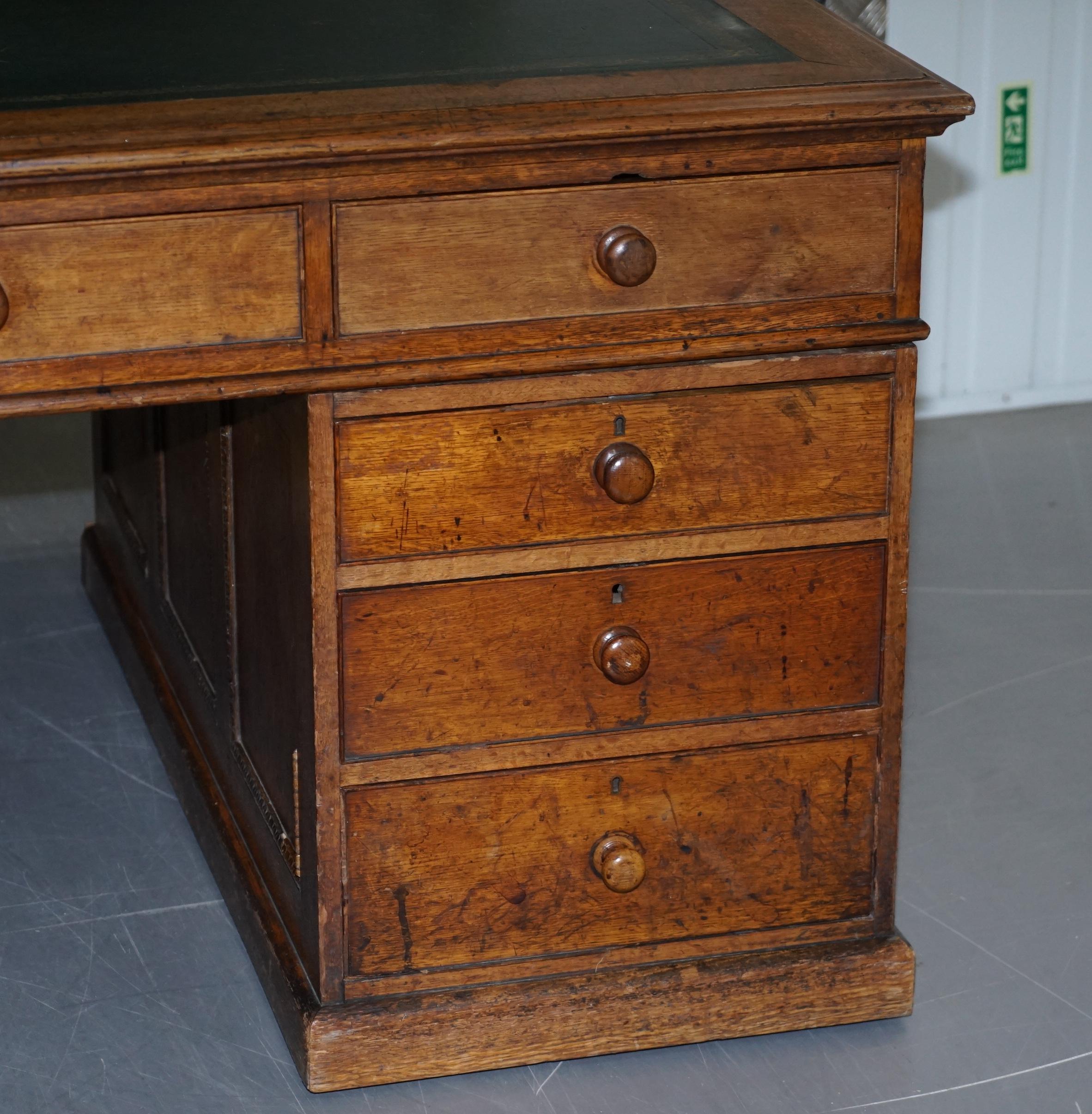 Victorian Oak 18 Drawer Double Sided Twin Pedestal Partner Desk Green Leather In Good Condition In West Sussex, Pulborough