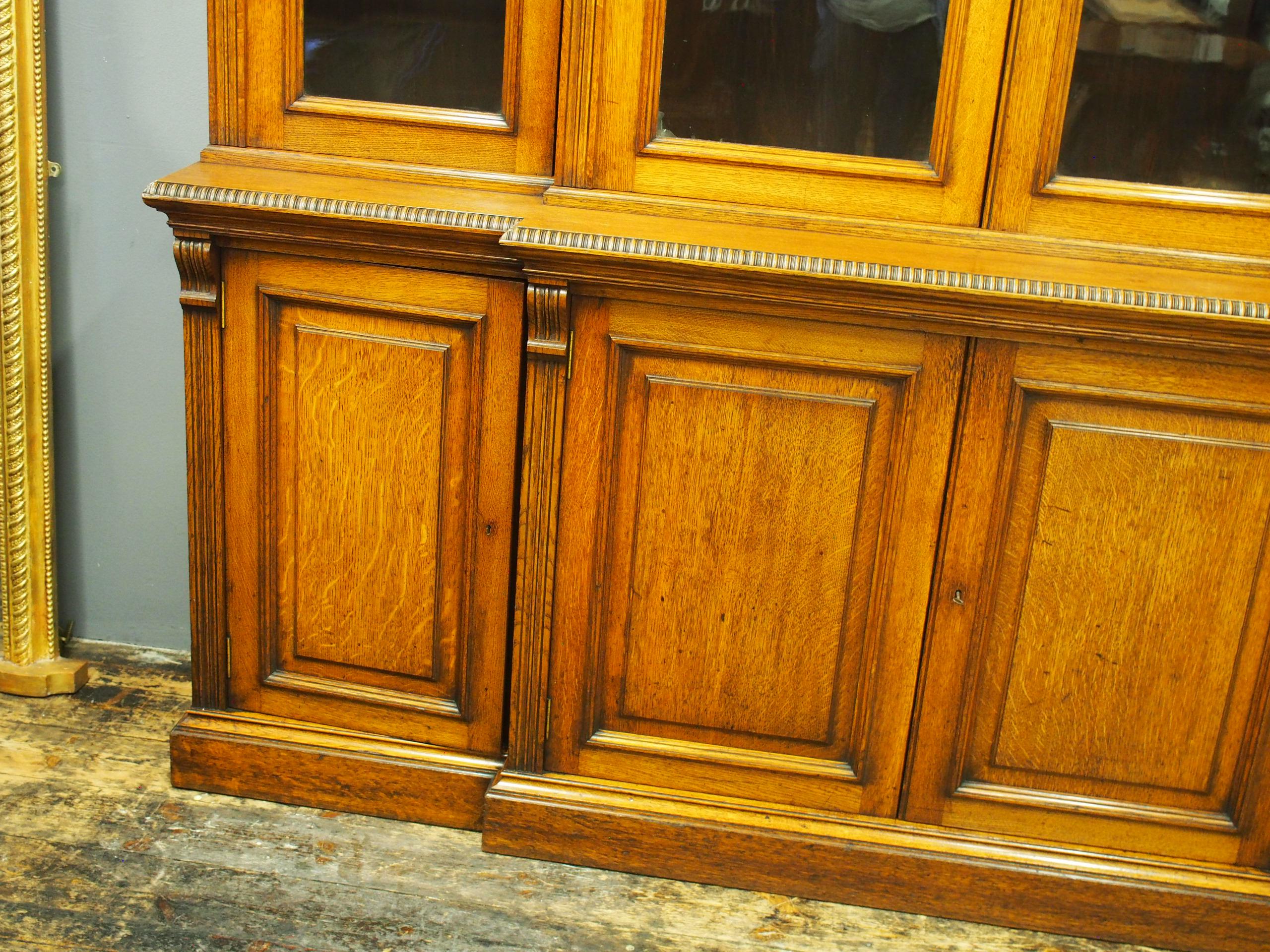 Victorian Oak 4 Door Breakfront Bookcase im Zustand „Gut“ im Angebot in Edinburgh, GB