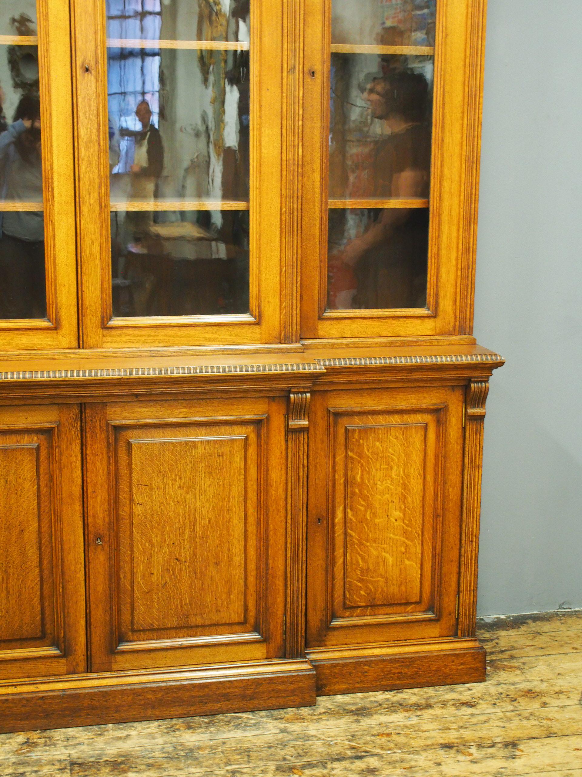 Victorian Oak 4 Door Breakfront Bookcase (19. Jahrhundert) im Angebot