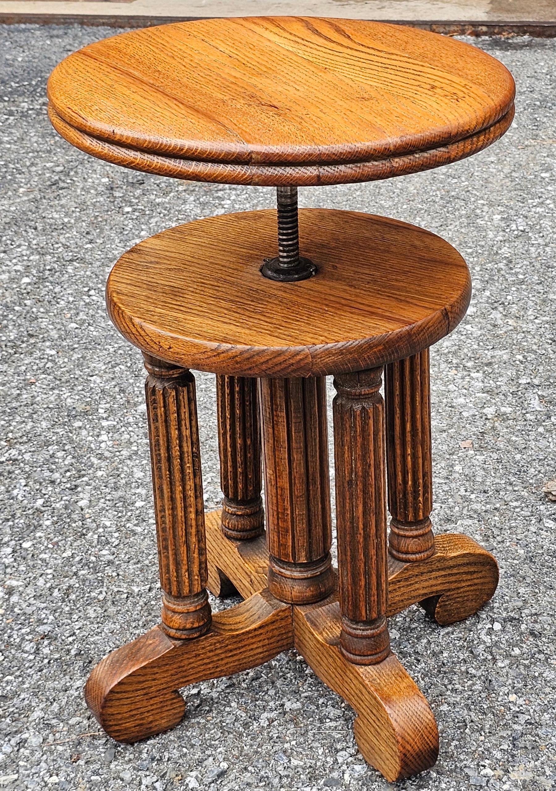 Américain Tabouret de piano tournant en chêne victorien à hauteur réglable en vente