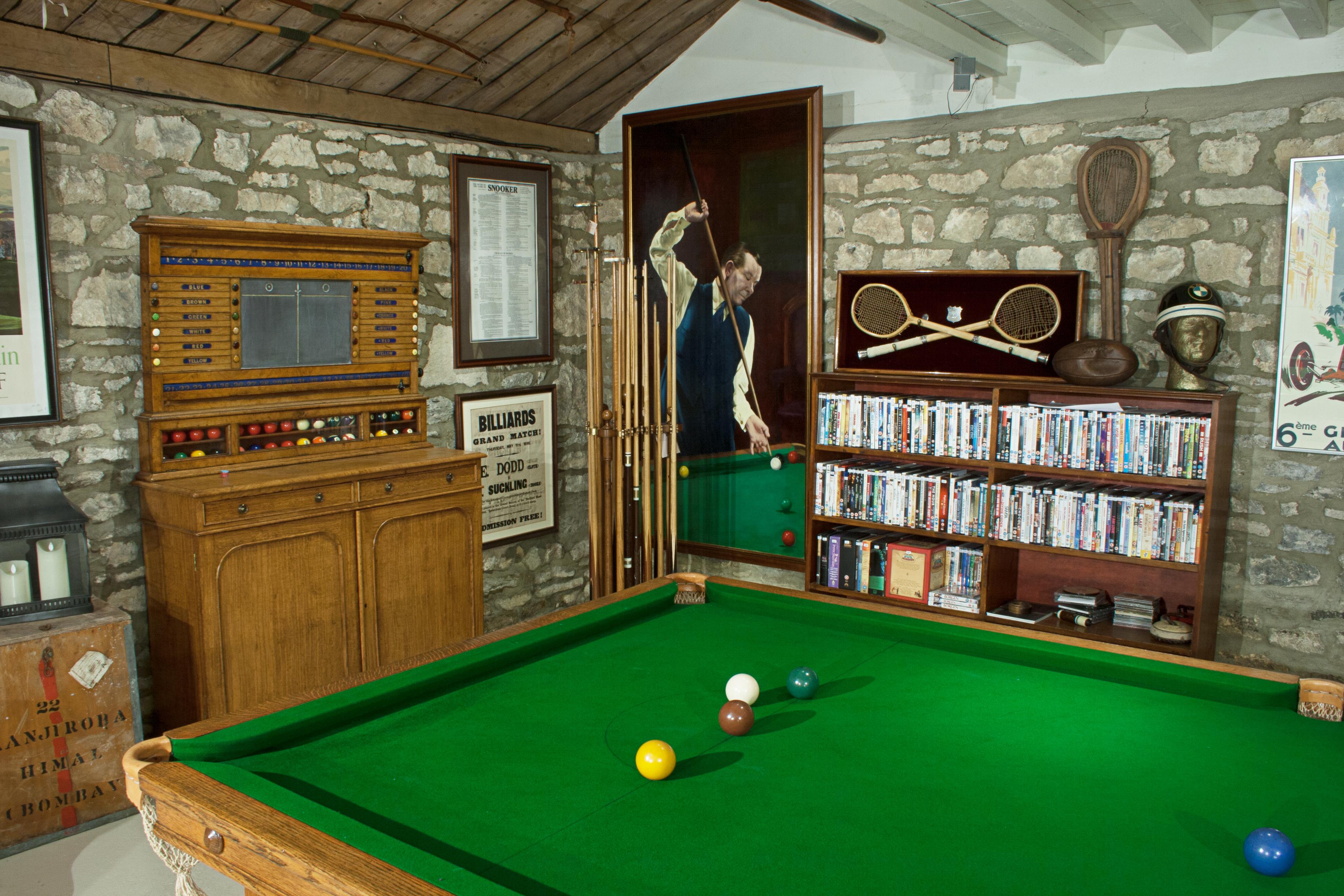 Victorian Oak Billiard, Lifepool Scoreboard with Cabinet For Sale 2