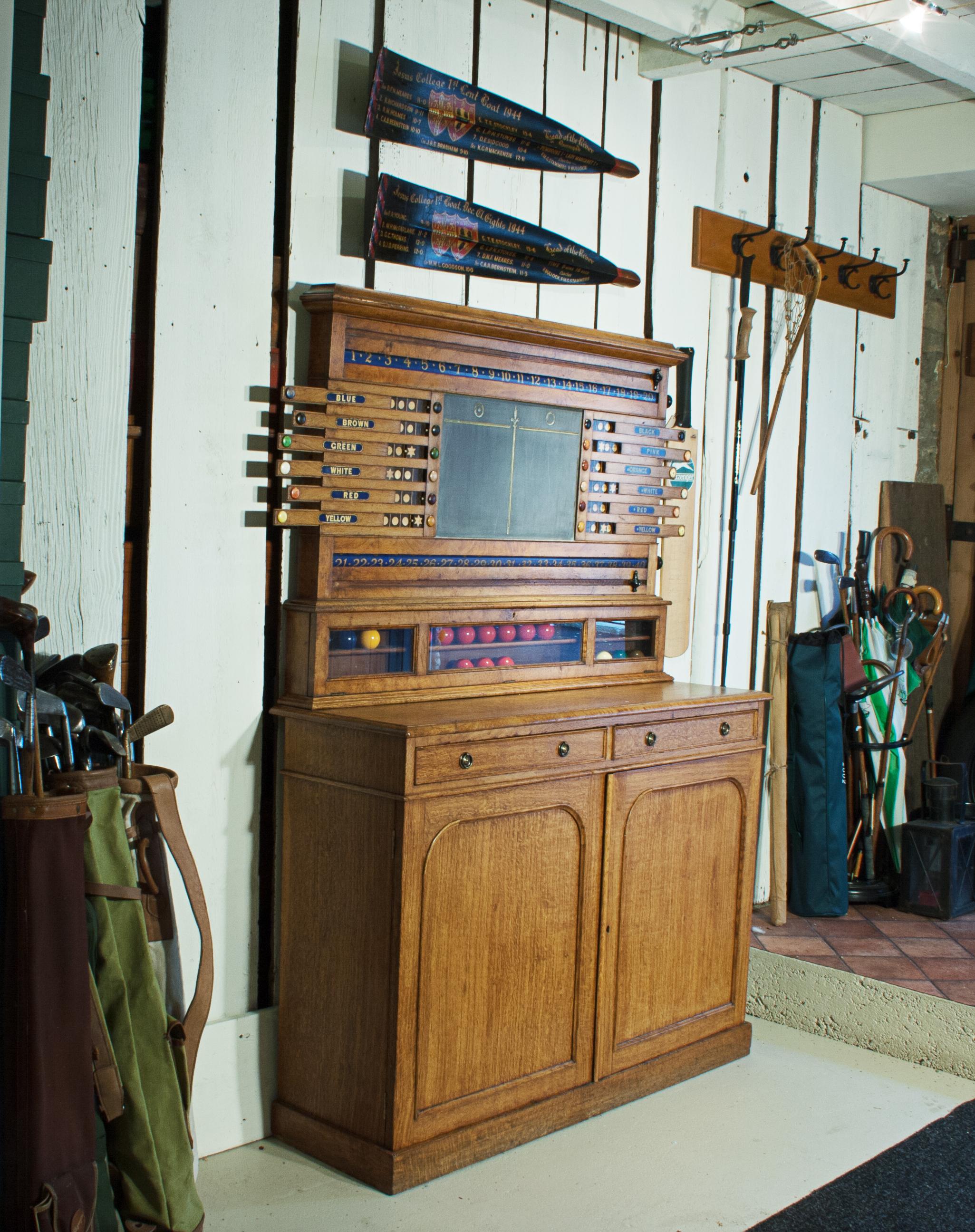 Billiard victorien, scoreboard Lifepool avec armoire Bon état - En vente à Oxfordshire, GB