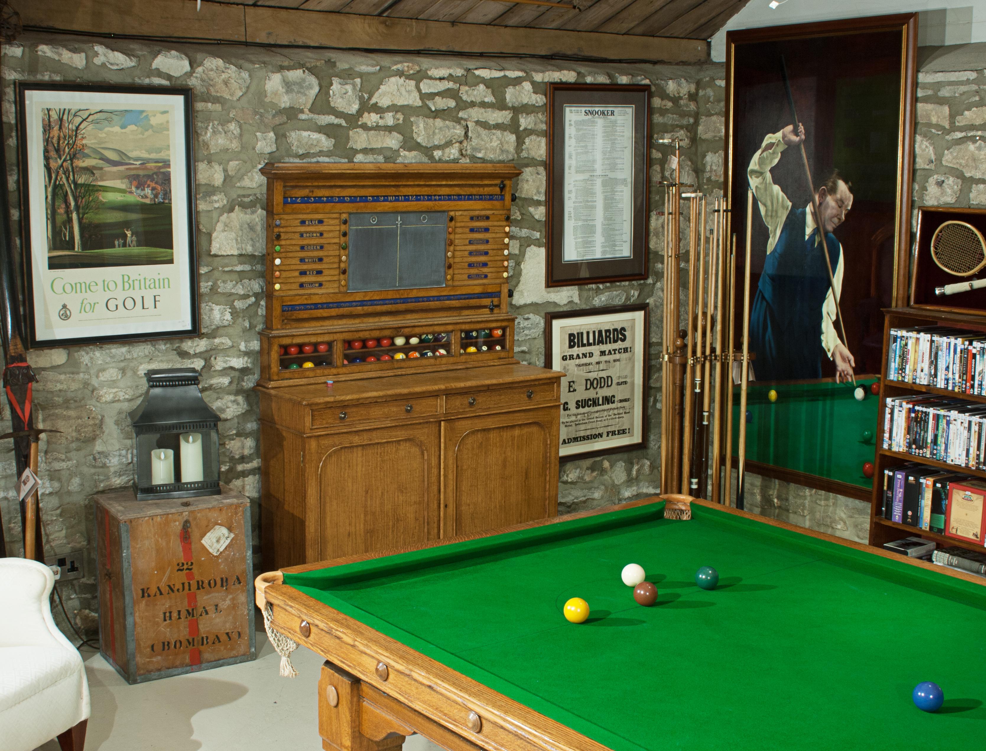 Victorian Oak Billiard, Lifepool Scoreboard with Cabinet In Good Condition For Sale In Oxfordshire, GB