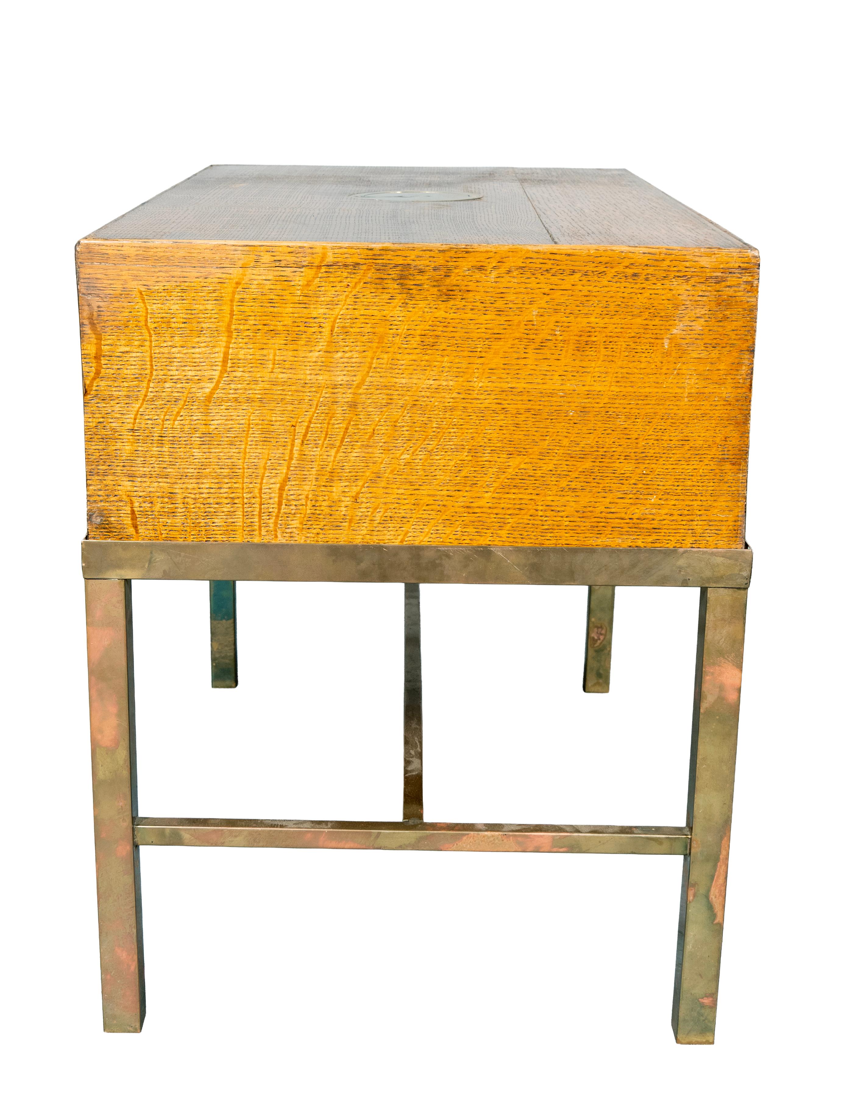 Stile Campaign Scatola portadocumenti vittoriana in Oak Campaigner su base in ottone in vendita