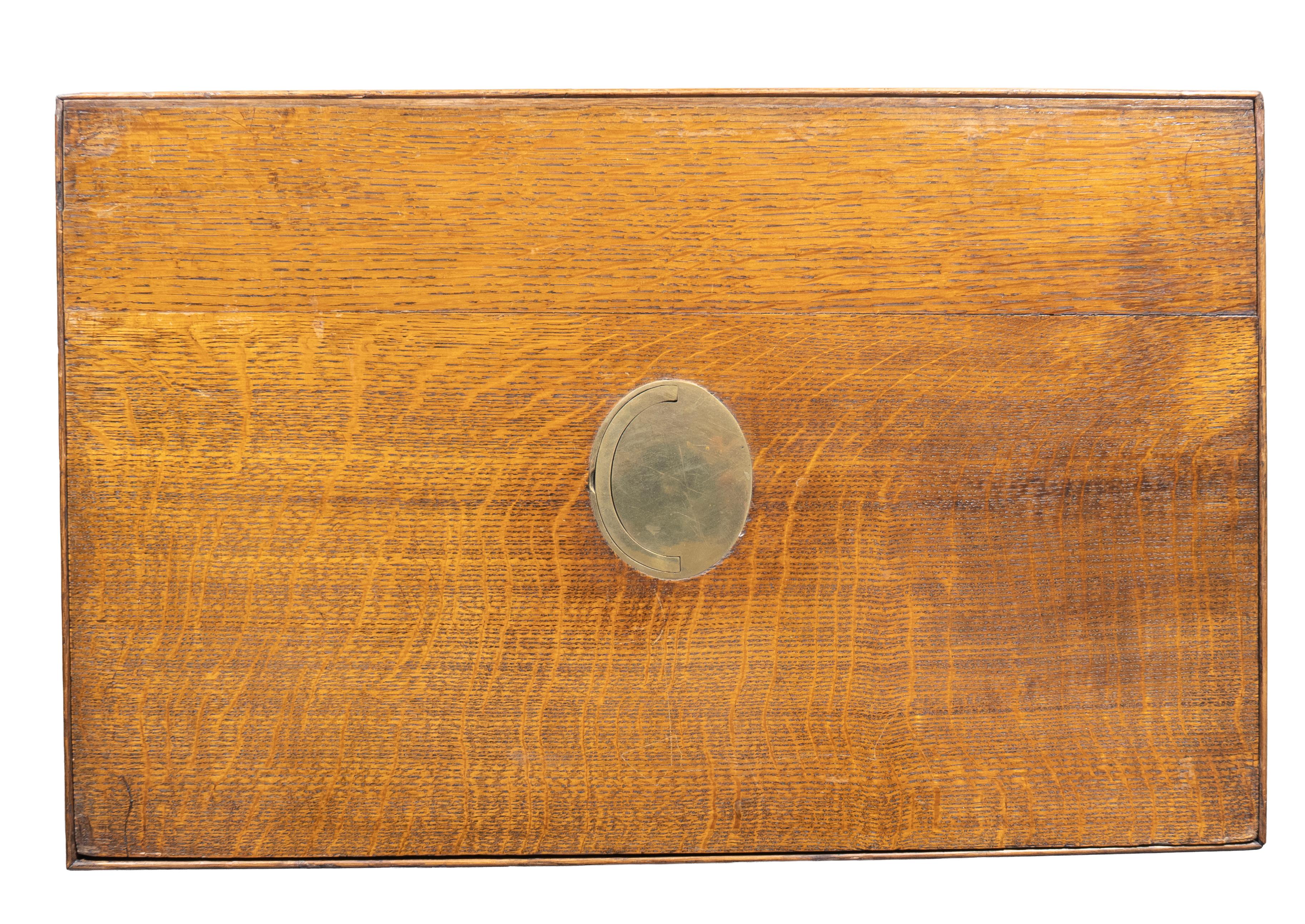 Metà XIX secolo Scatola portadocumenti vittoriana in Oak Campaigner su base in ottone in vendita