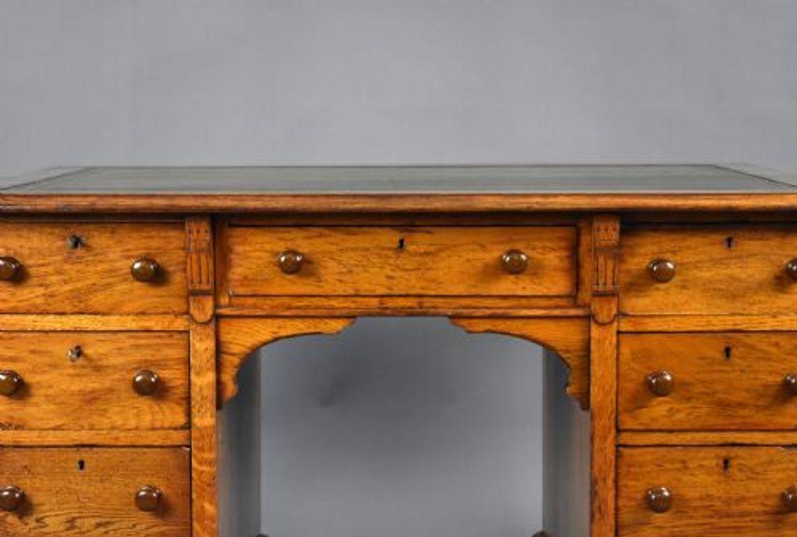 Victorian Oak Desk In Good Condition For Sale In Chelmsford, Essex