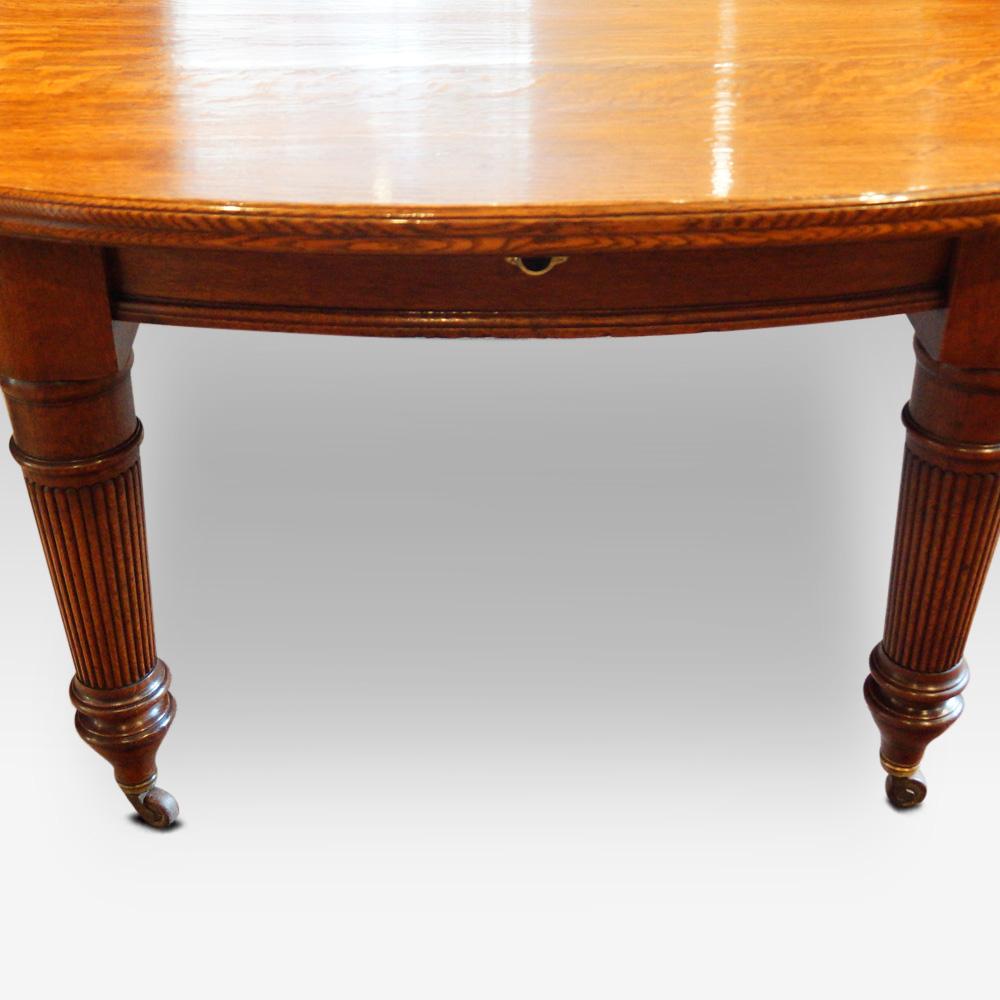 Victorian Oak Extending Dining Table In Excellent Condition For Sale In Salisbury, Wiltshire