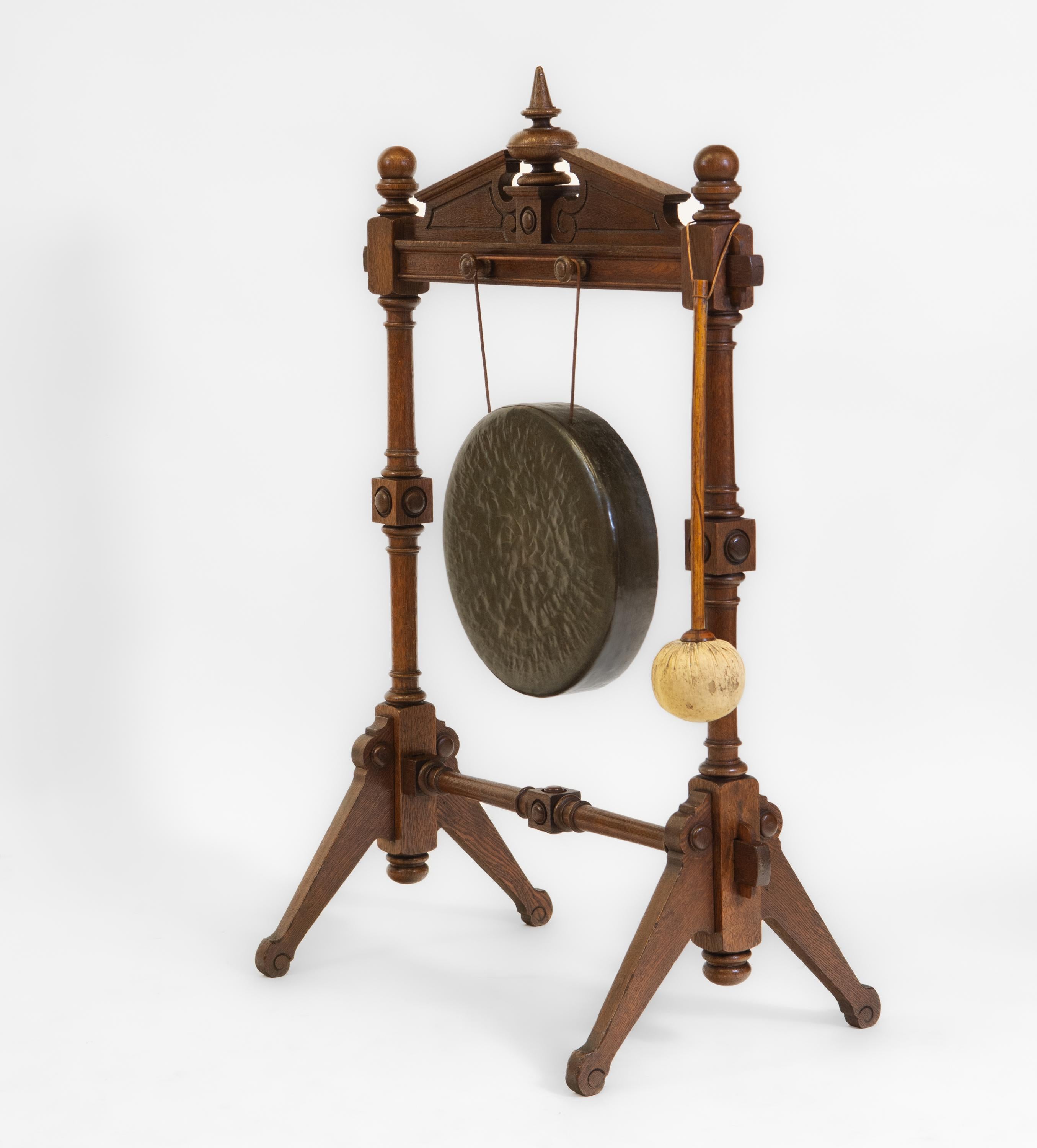 Chêne Gong & Striker de style victorien sur pied en chêne 1870 en vente