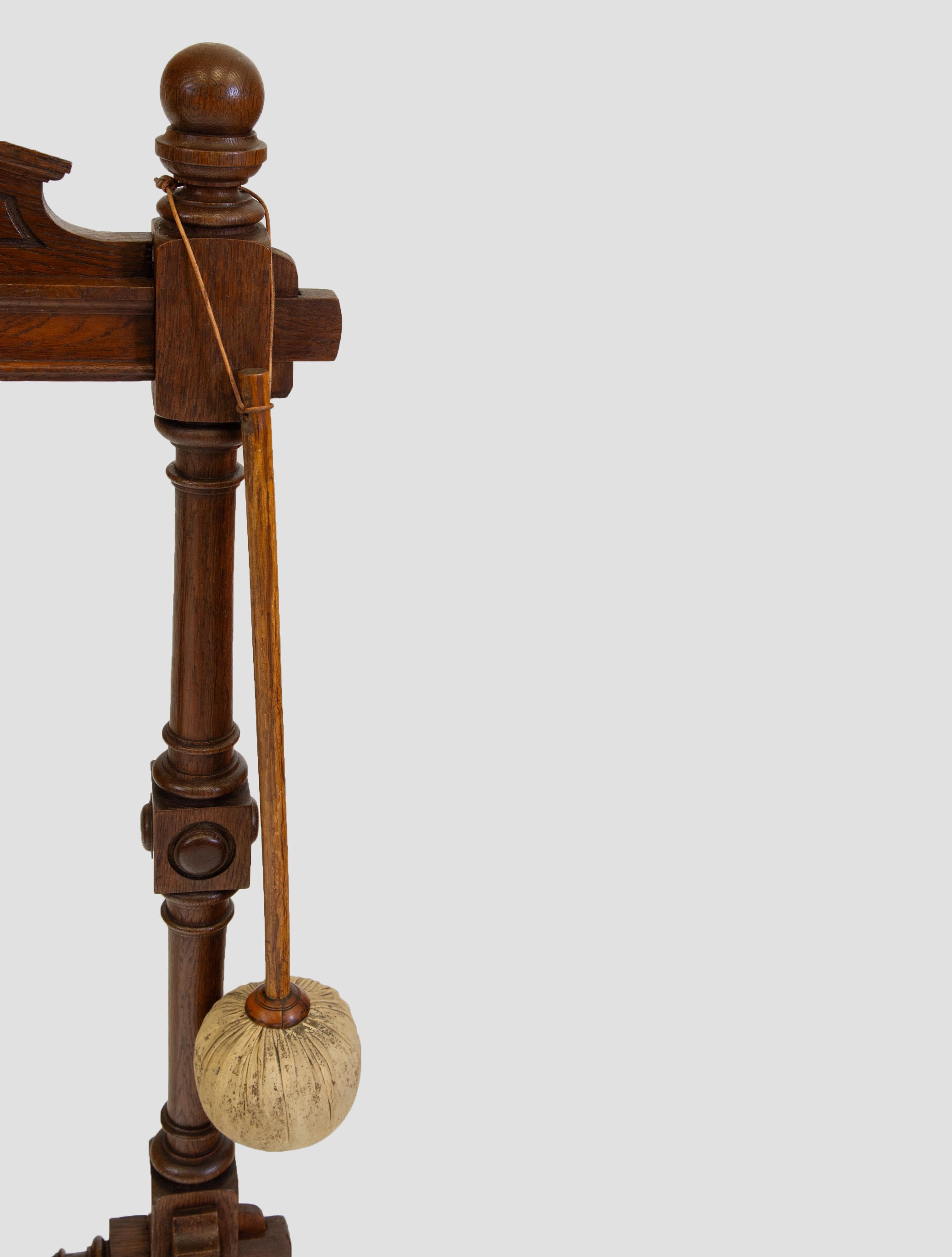 Gong & Striker de style victorien sur pied en chêne 1870 en vente 1