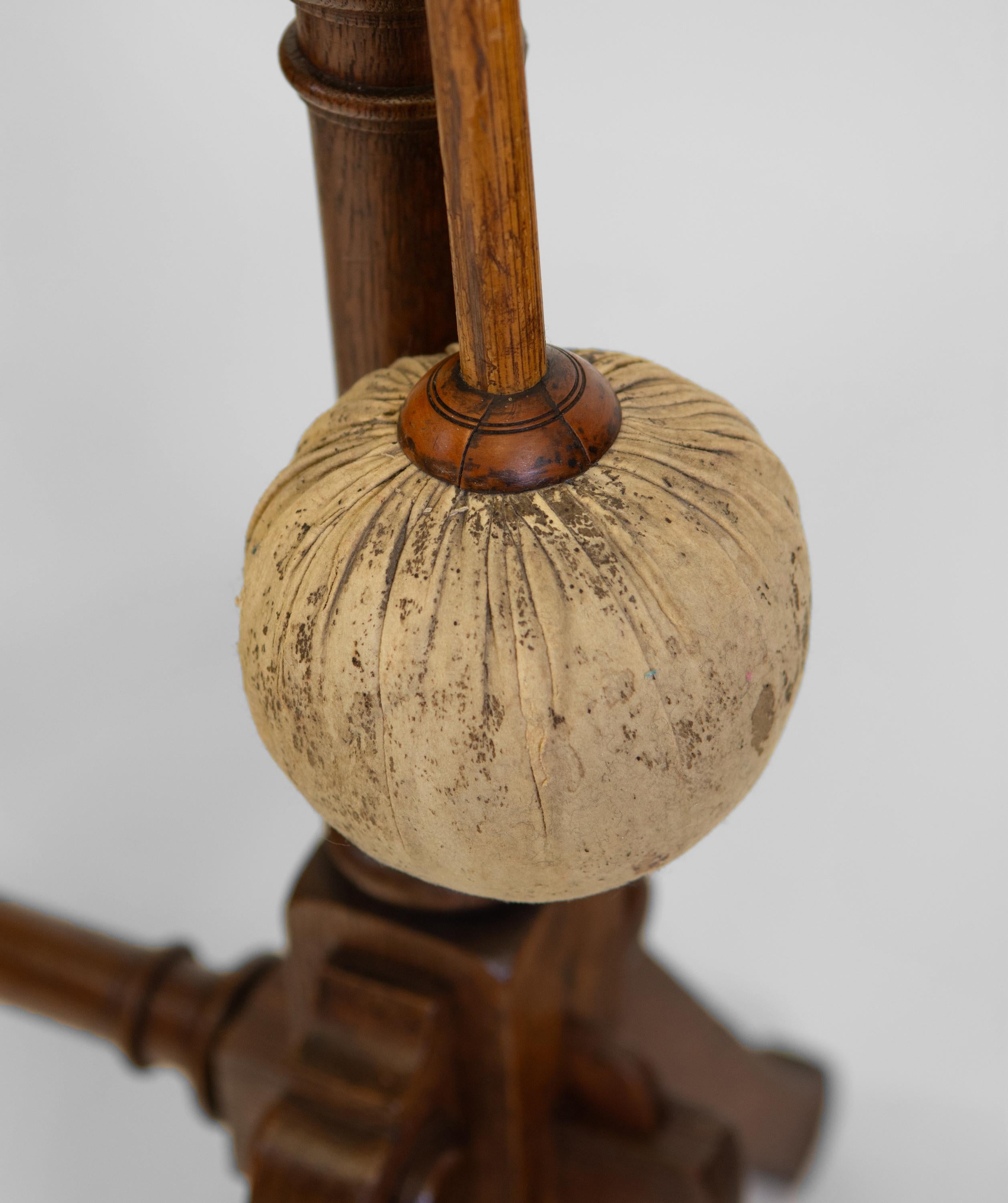 Gong & Striker de style victorien sur pied en chêne 1870 en vente 2