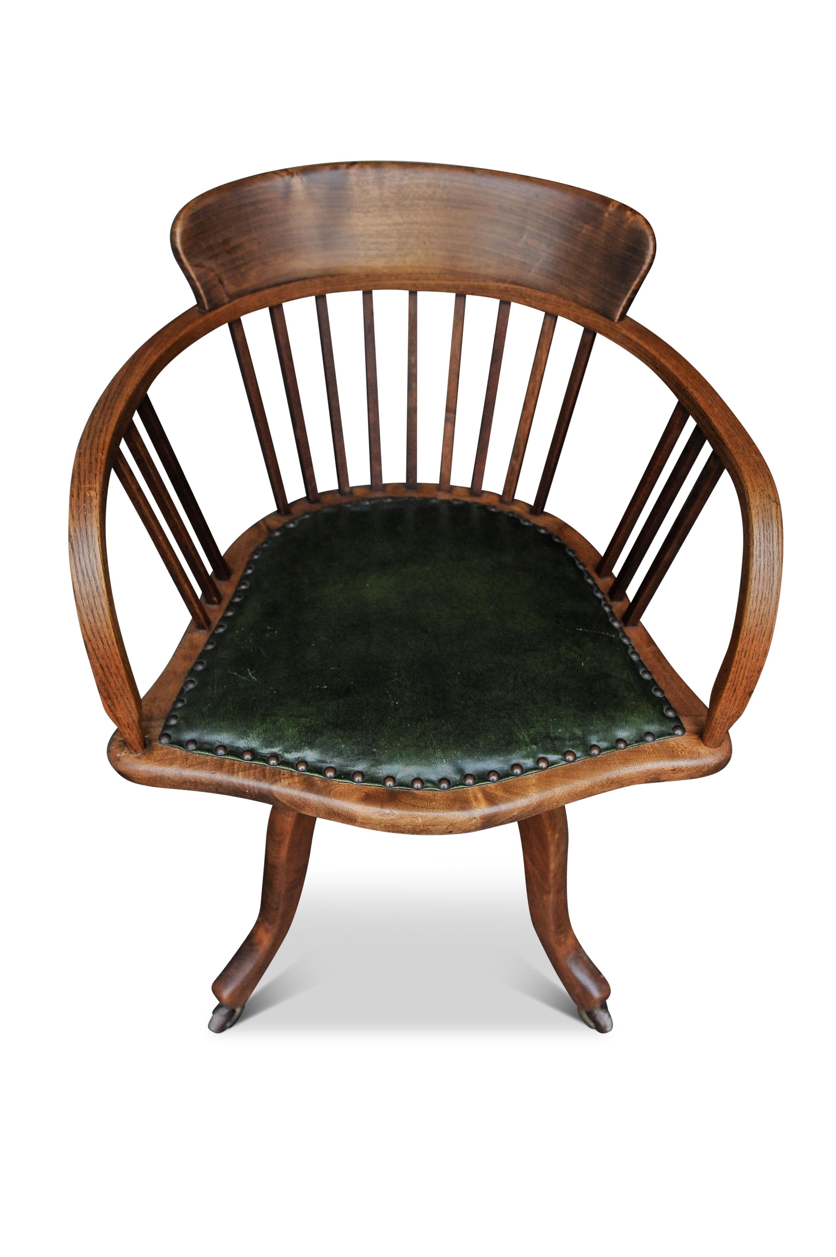 Victorien tardif Chaise de bureau tournante à dossier en cuir vert en chêne de l'époque victorienne avec détails de clous en vente
