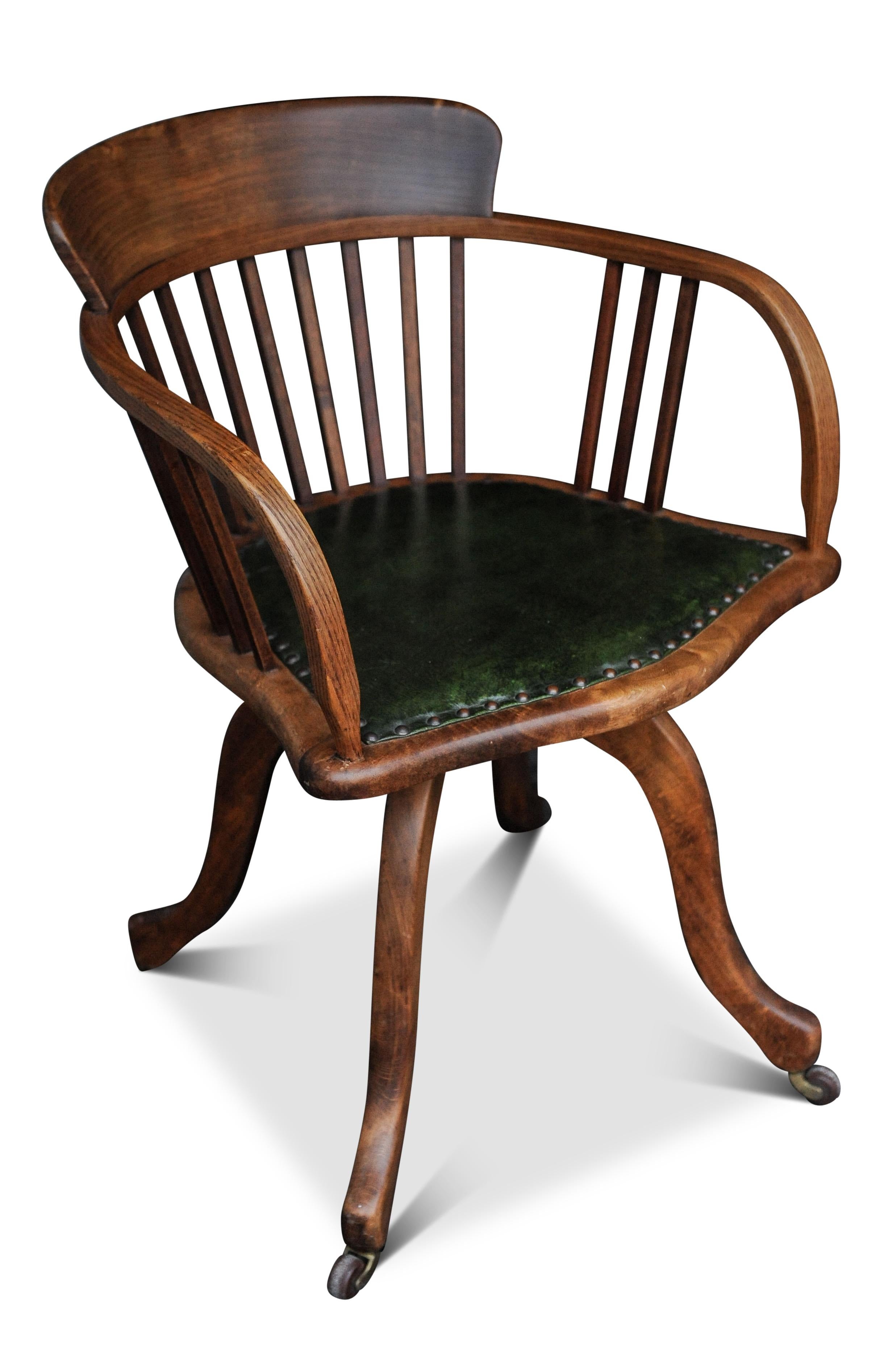 Chaise de bureau tournante à dossier en cuir vert en chêne de l'époque victorienne avec détails de clous Bon état - En vente à Reading, Berkshire